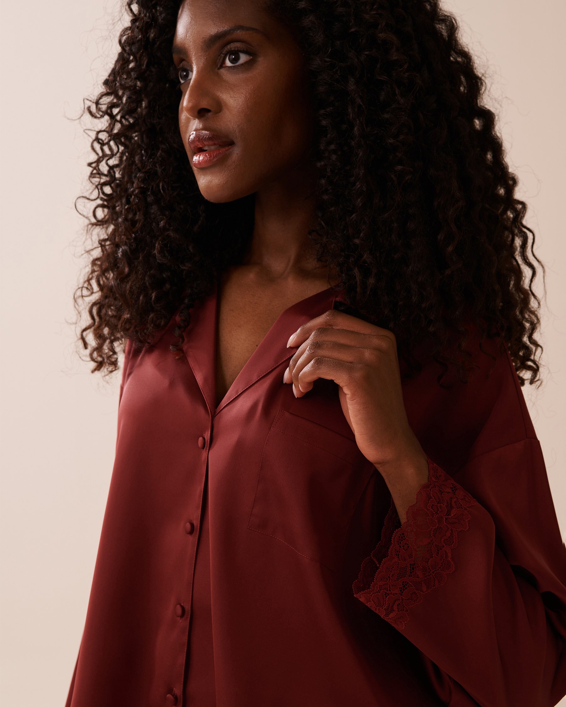 LA VIE EN ROSE Chemisier manches longues en satin et dentelle Rouge baies 60100144 - View3
