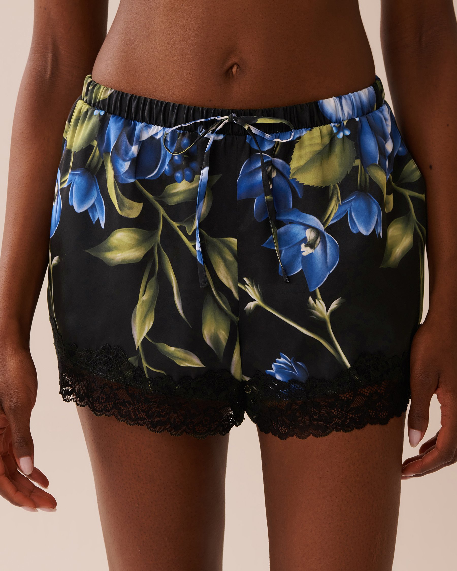 LA VIE EN ROSE Short en satin et dentelle imprimé roses Jardin de roses bleues 60200136 - View1