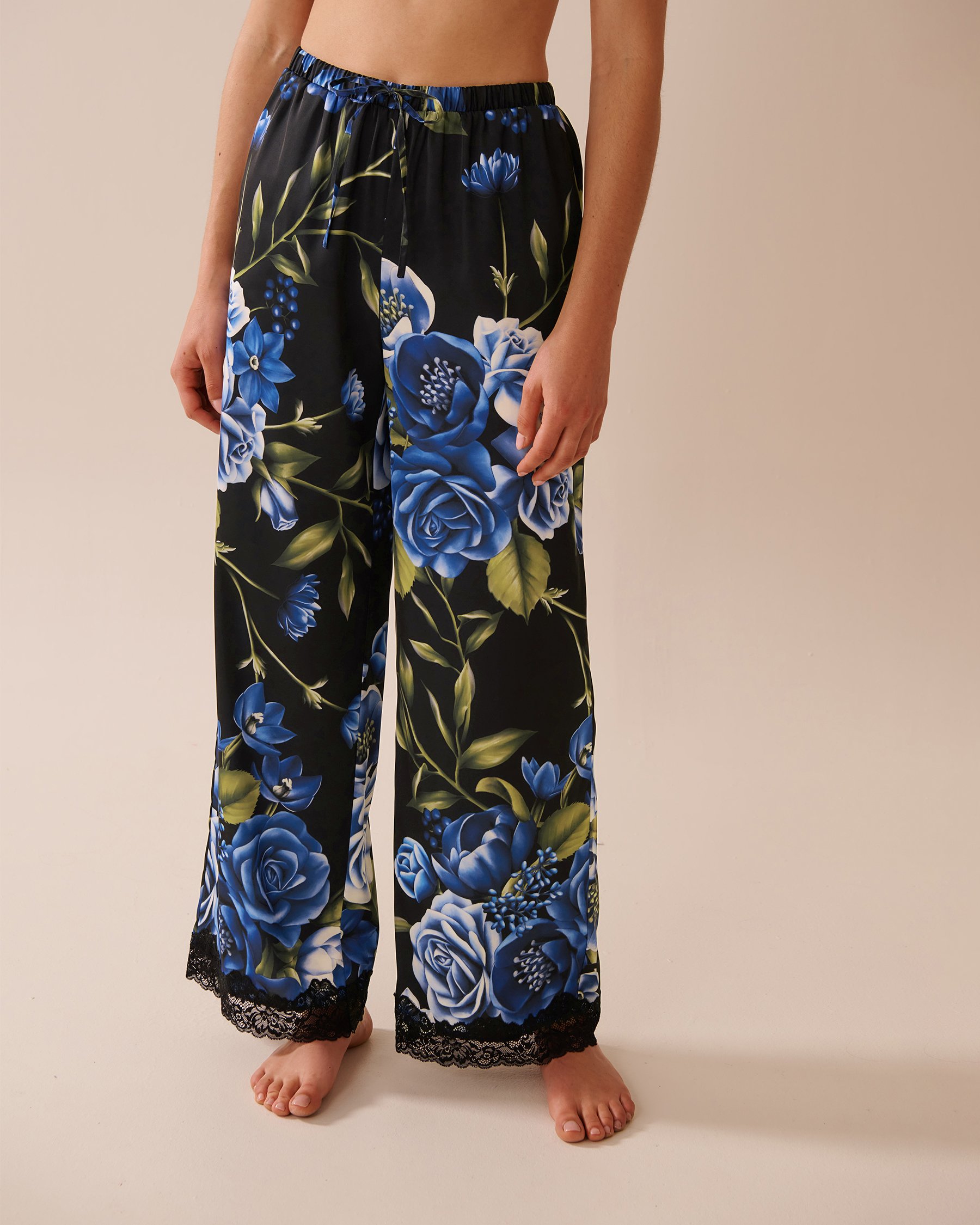 LA VIE EN ROSE Pantalon en satin et dentelle imprimé roses Jardin de roses bleues 60200137 - View1