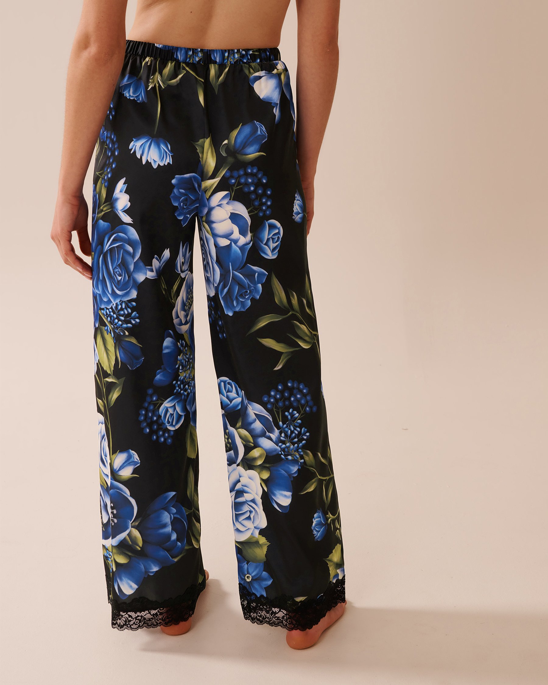 LA VIE EN ROSE Pantalon en satin et dentelle imprimé roses Jardin de roses bleues 60200137 - View2
