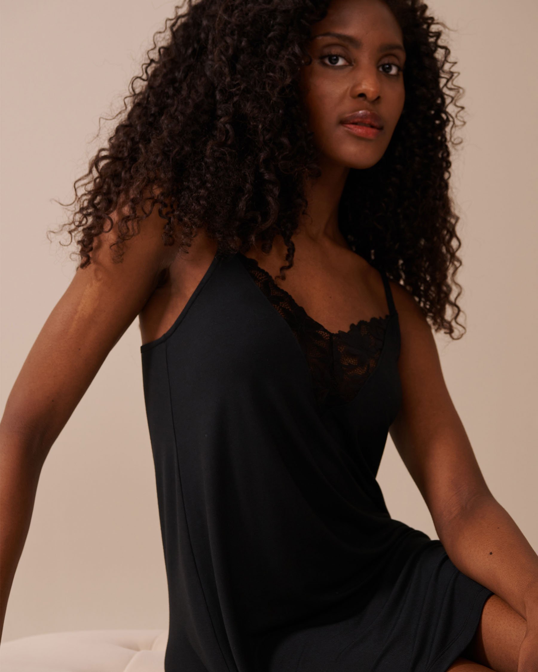 LA VIE EN ROSE Nuisette en modal avec détails en dentelle Noir 60500202 - Voir3