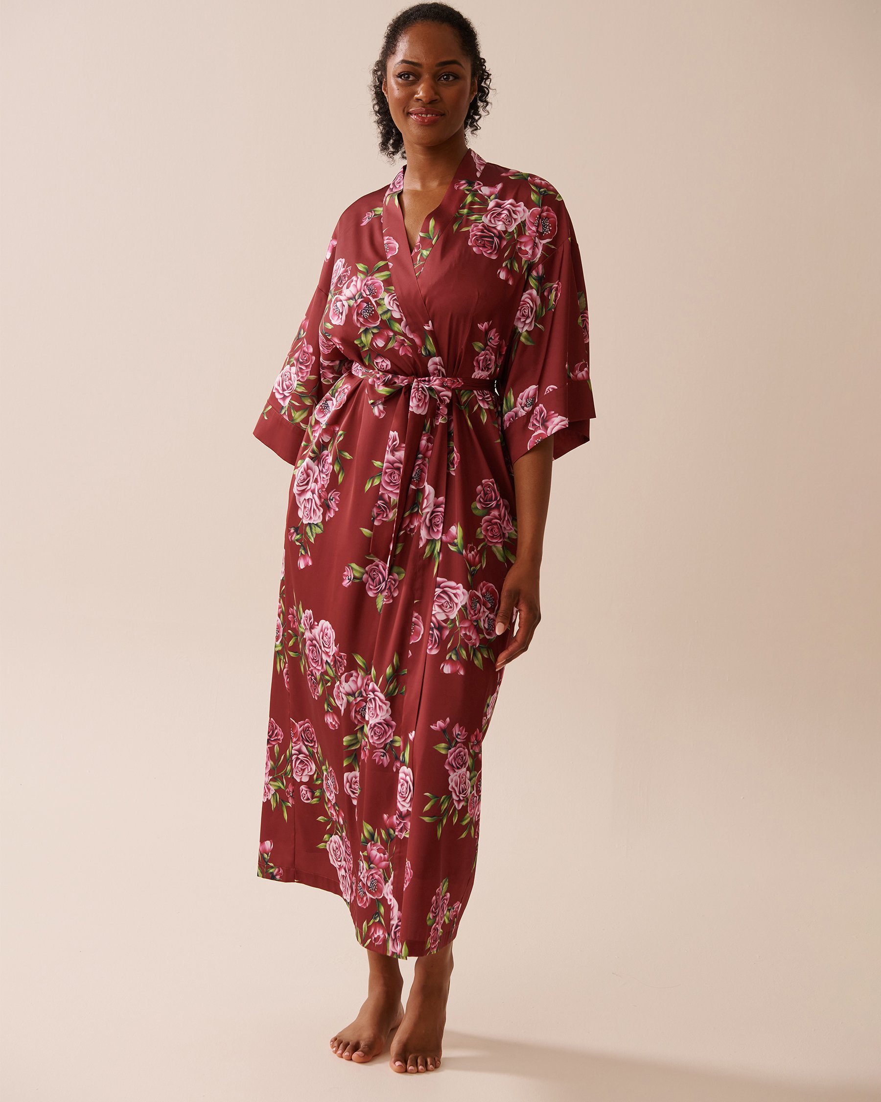 LA VIE EN ROSE Kimono long en satin imprimé roses Jardin de roses rouges 60600098 - View4
