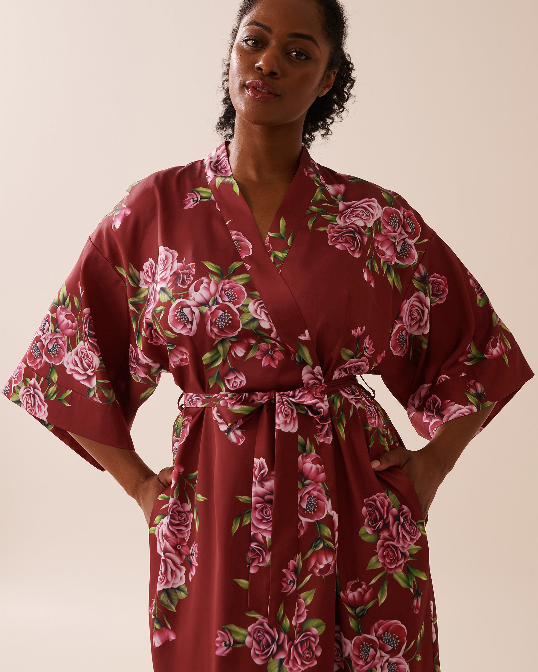 LA VIE EN ROSE Kimono long en satin imprimé roses Jardin de roses rouges 60600098 - View6