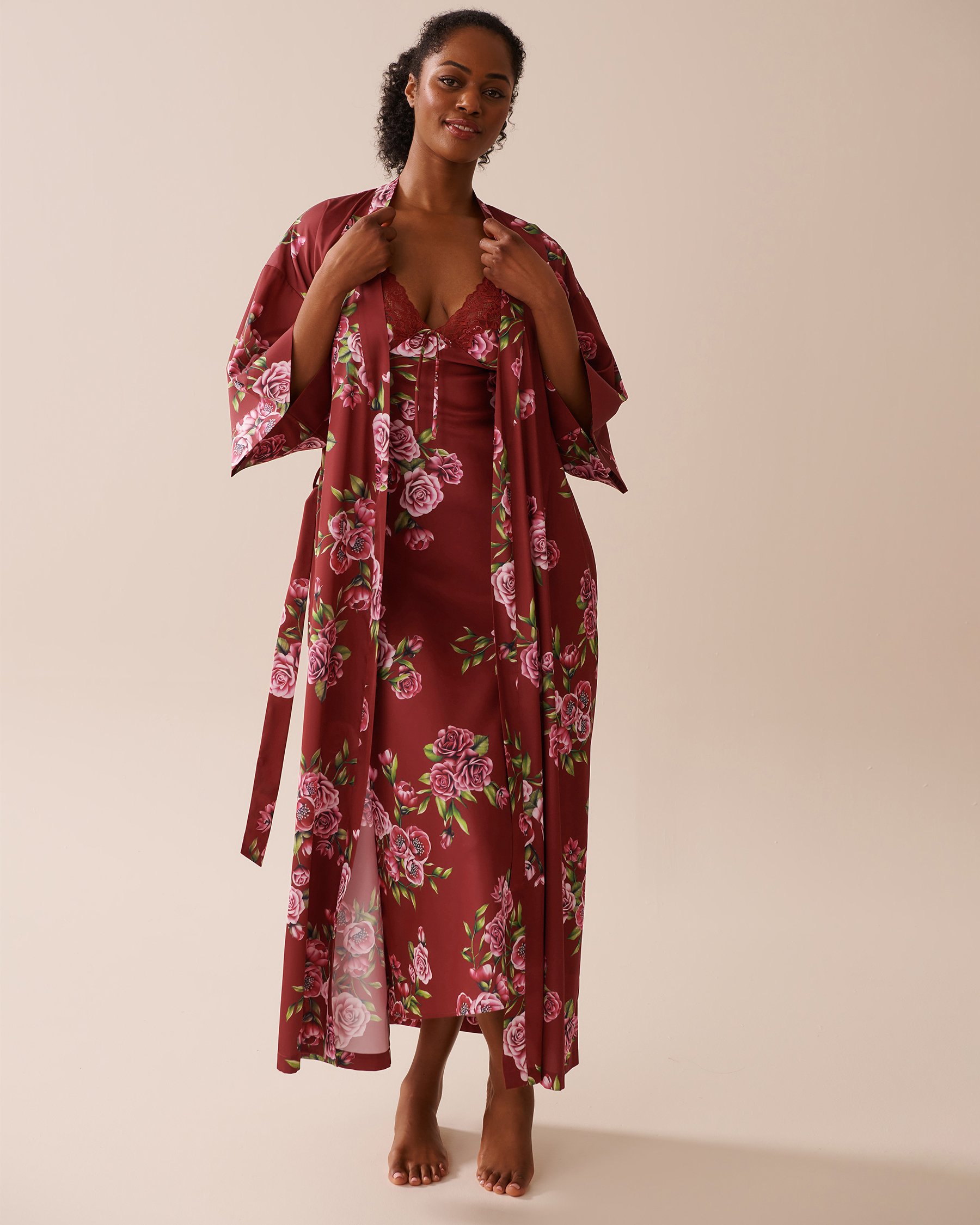 LA VIE EN ROSE Kimono long en satin imprimé roses Jardin de roses rouges 60600098 - View7