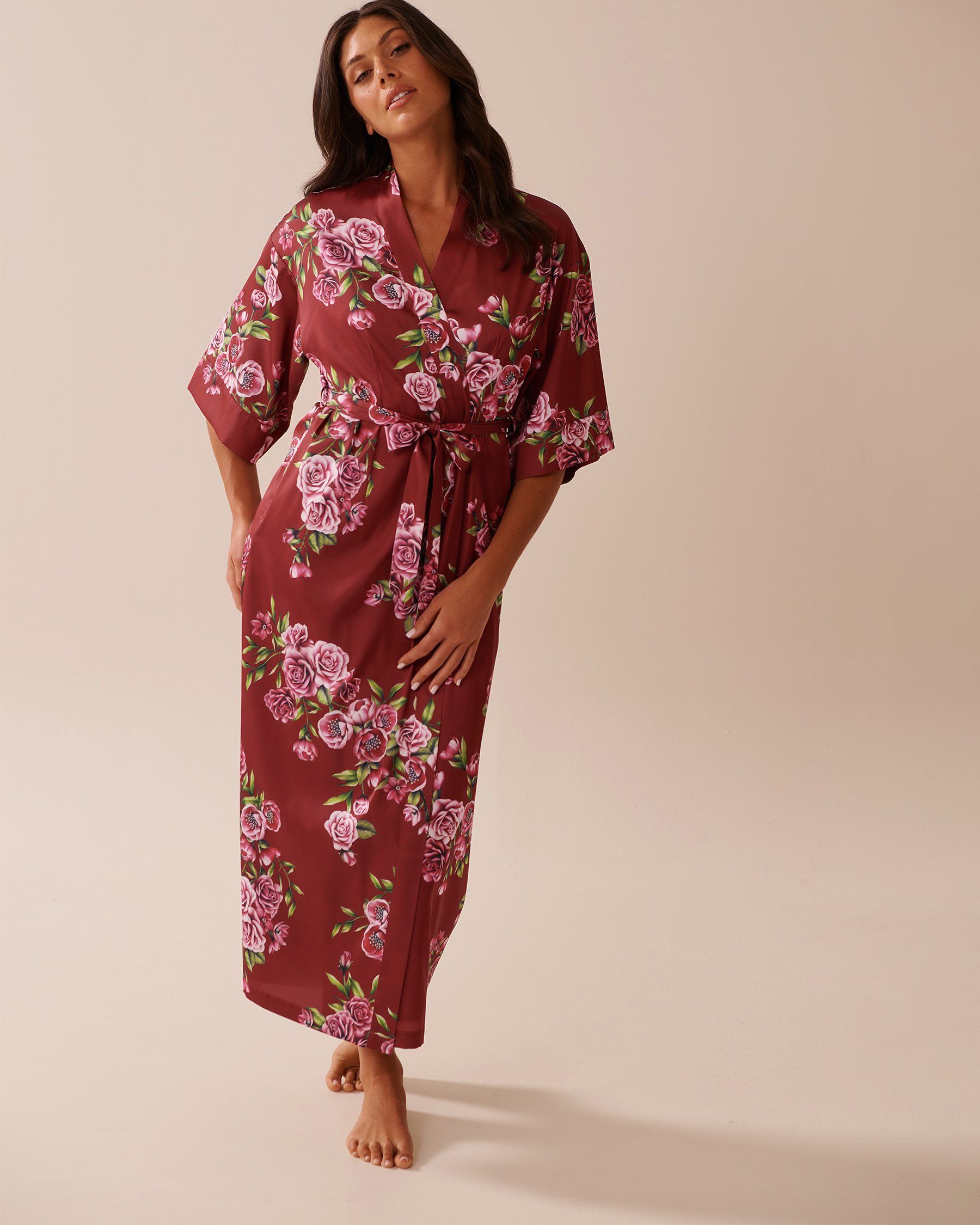 LA VIE EN ROSE Kimono long en satin imprimé roses Jardin de roses rouges 60600098 - View8