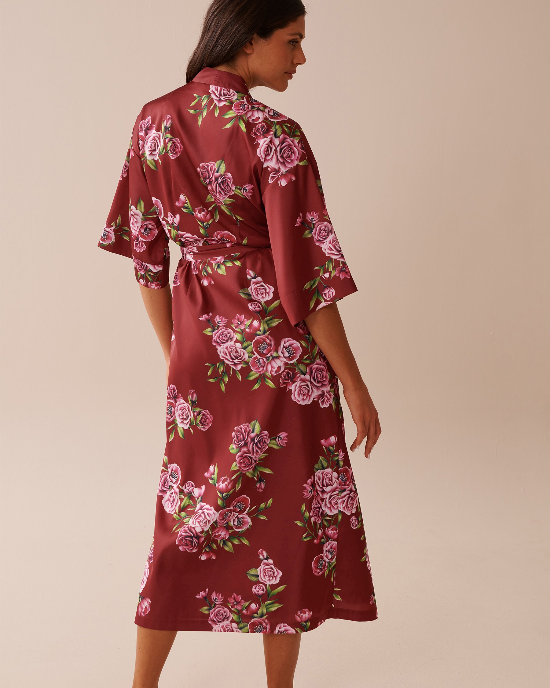 LA VIE EN ROSE Kimono long en satin imprimé roses Jardin de roses rouges 60600098 - View9
