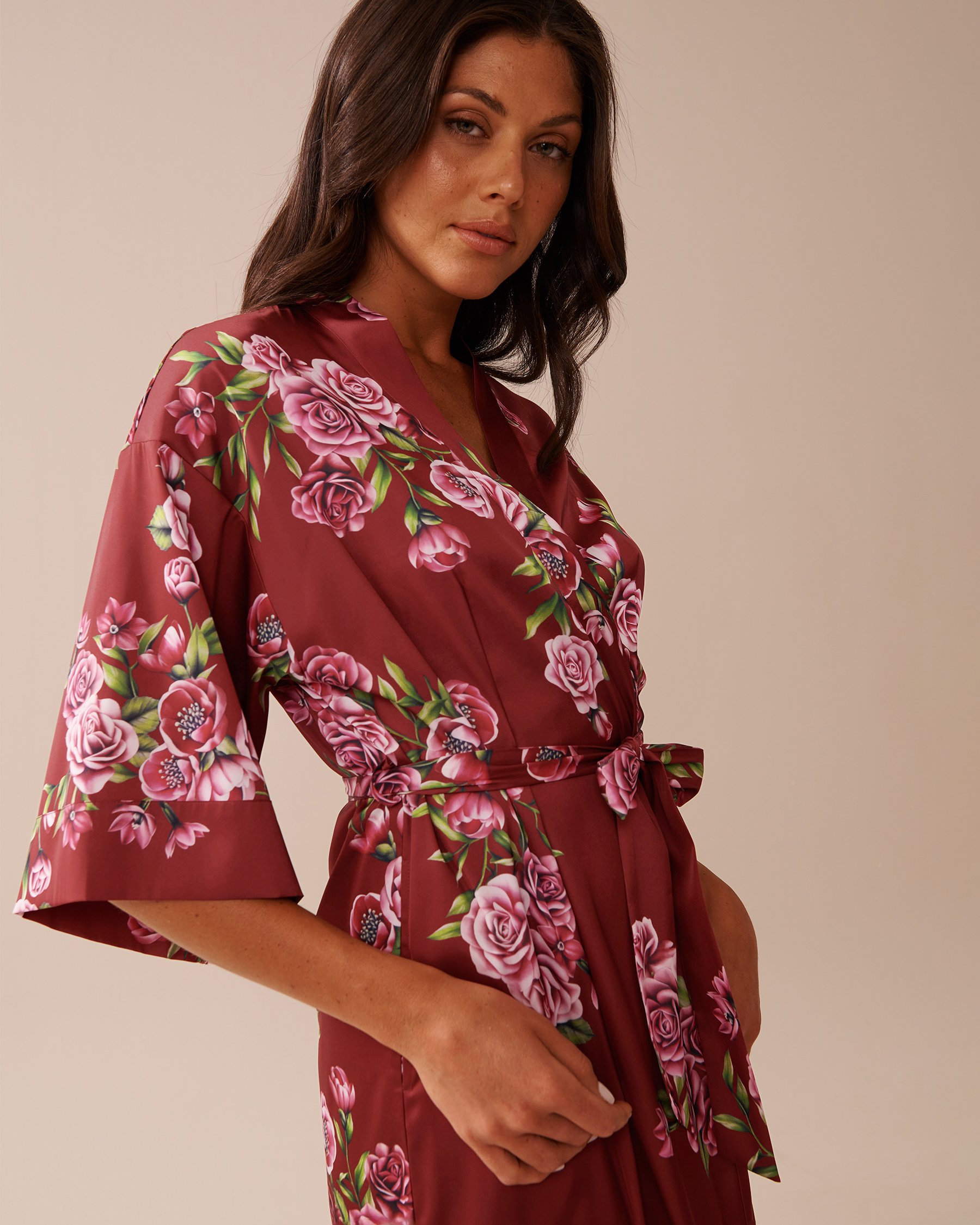 LA VIE EN ROSE Kimono long en satin imprimé roses Jardin de roses rouges 60600098 - View10