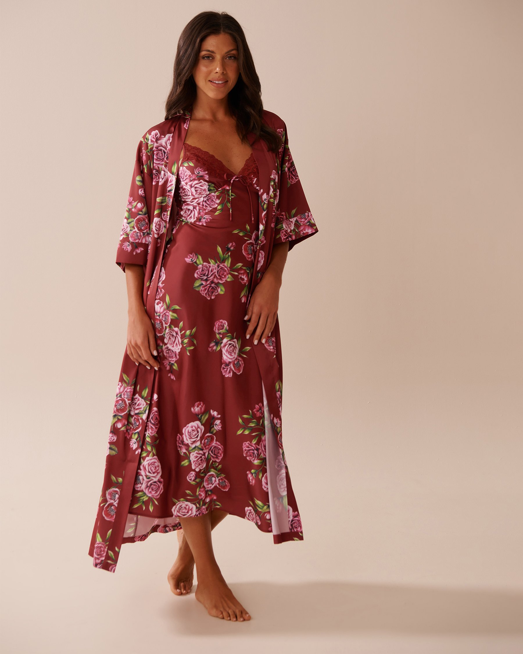 LA VIE EN ROSE Kimono long en satin imprimé roses Jardin de roses rouges 60600098 - View11