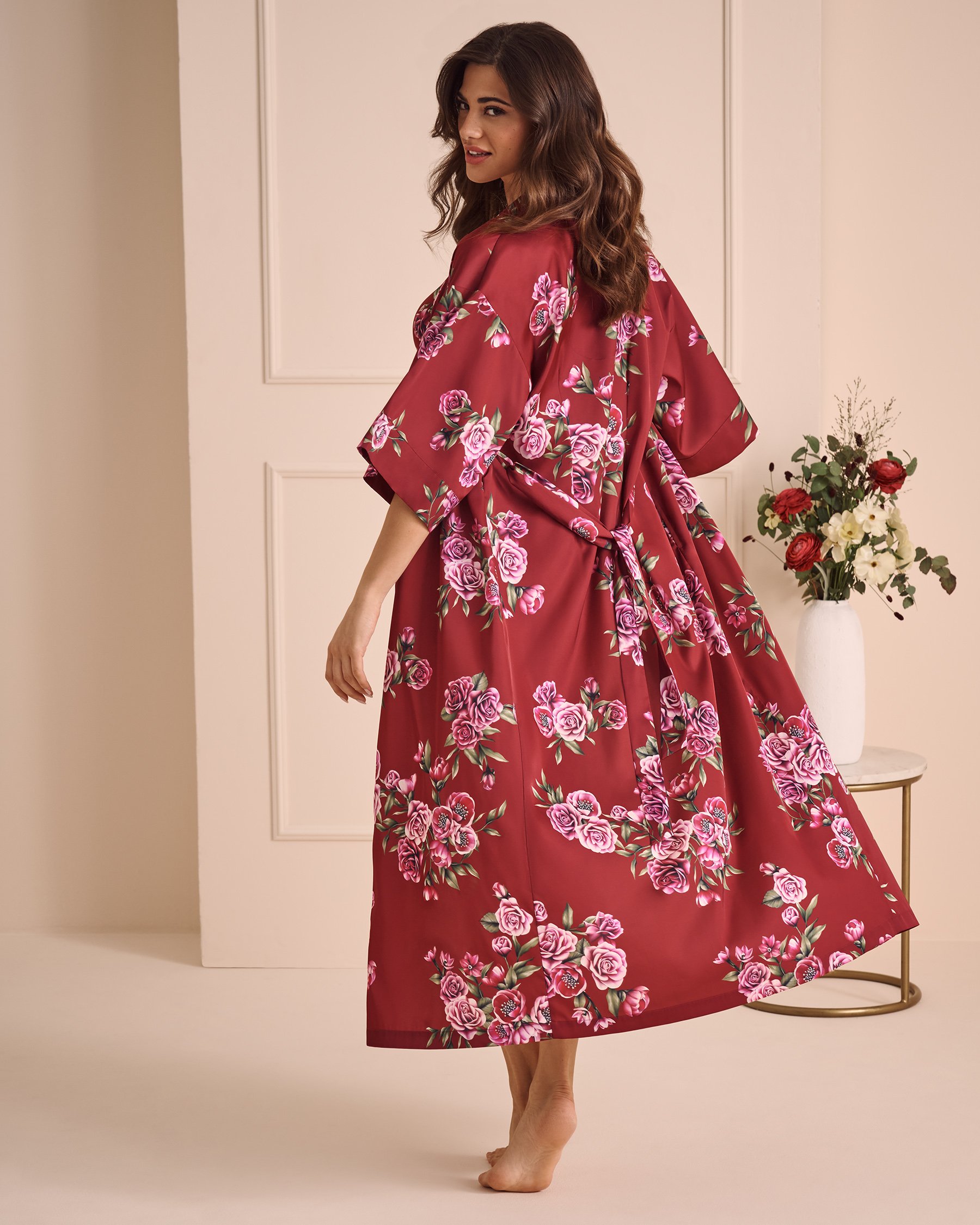 LA VIE EN ROSE Kimono long en satin imprimé roses Jardin de roses rouges 60600098 - View2