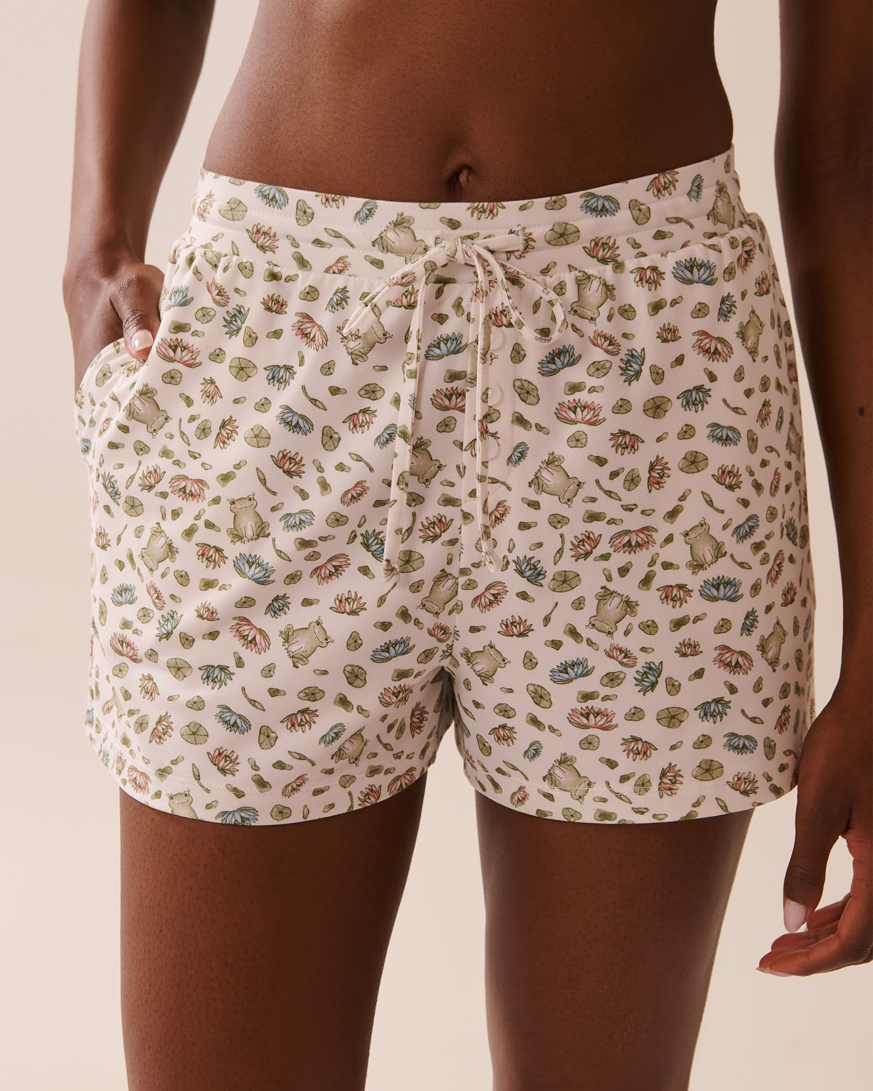 LA VIE EN ROSE Frog Print Super Soft Pajama Shorts White/Frogs 40200748 - View1