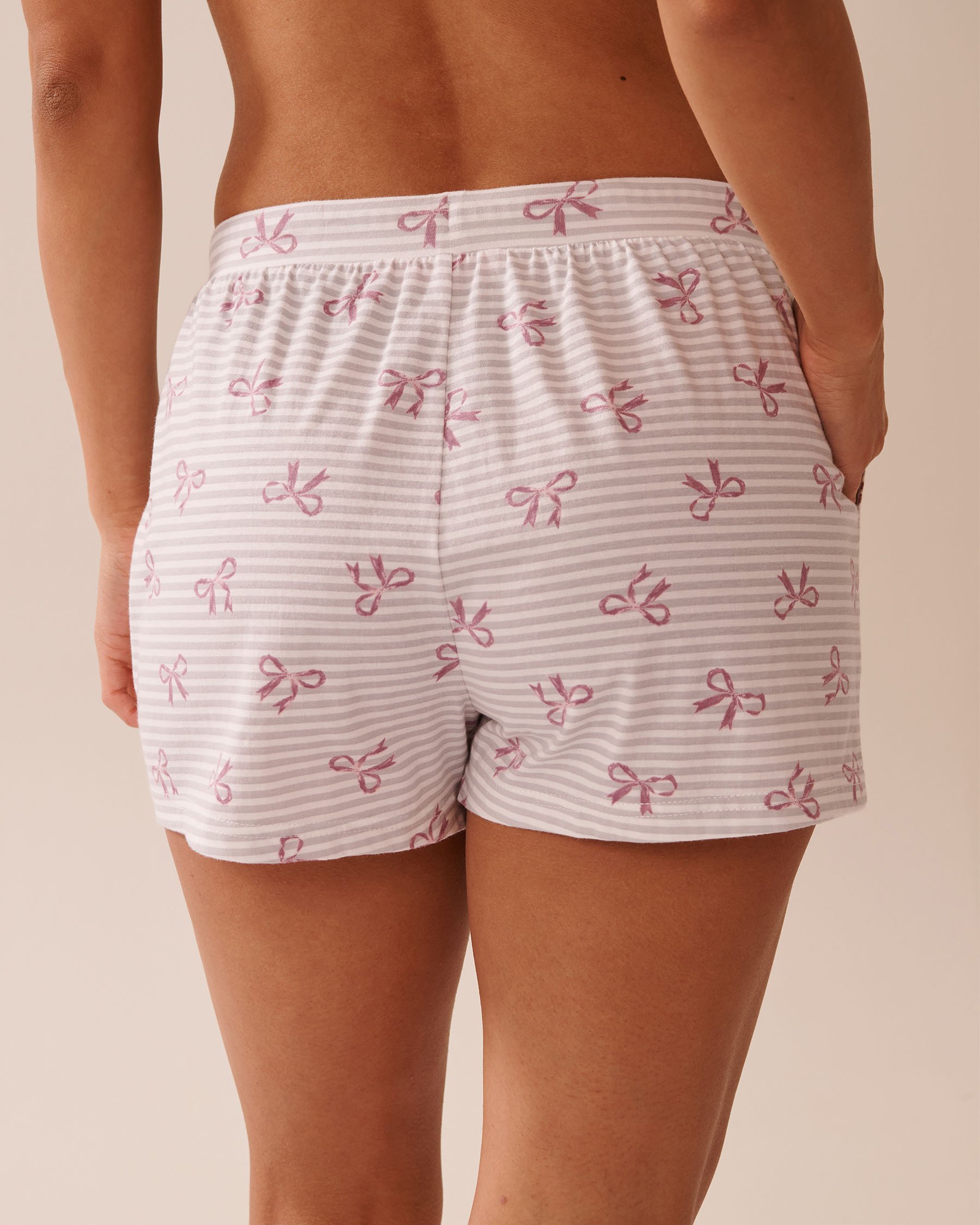 LA VIE EN ROSE Short de pyjama en coton imprimé nœud Rayures grises/Nœuds 40200752 - View2