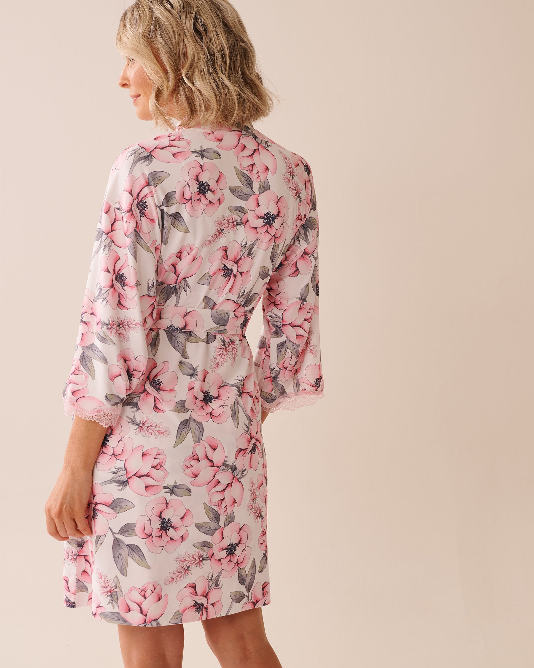 LA VIE EN ROSE Kimono ultra doux bordure de dentelle imprimé camélia Camélias roses 40600206 - View4