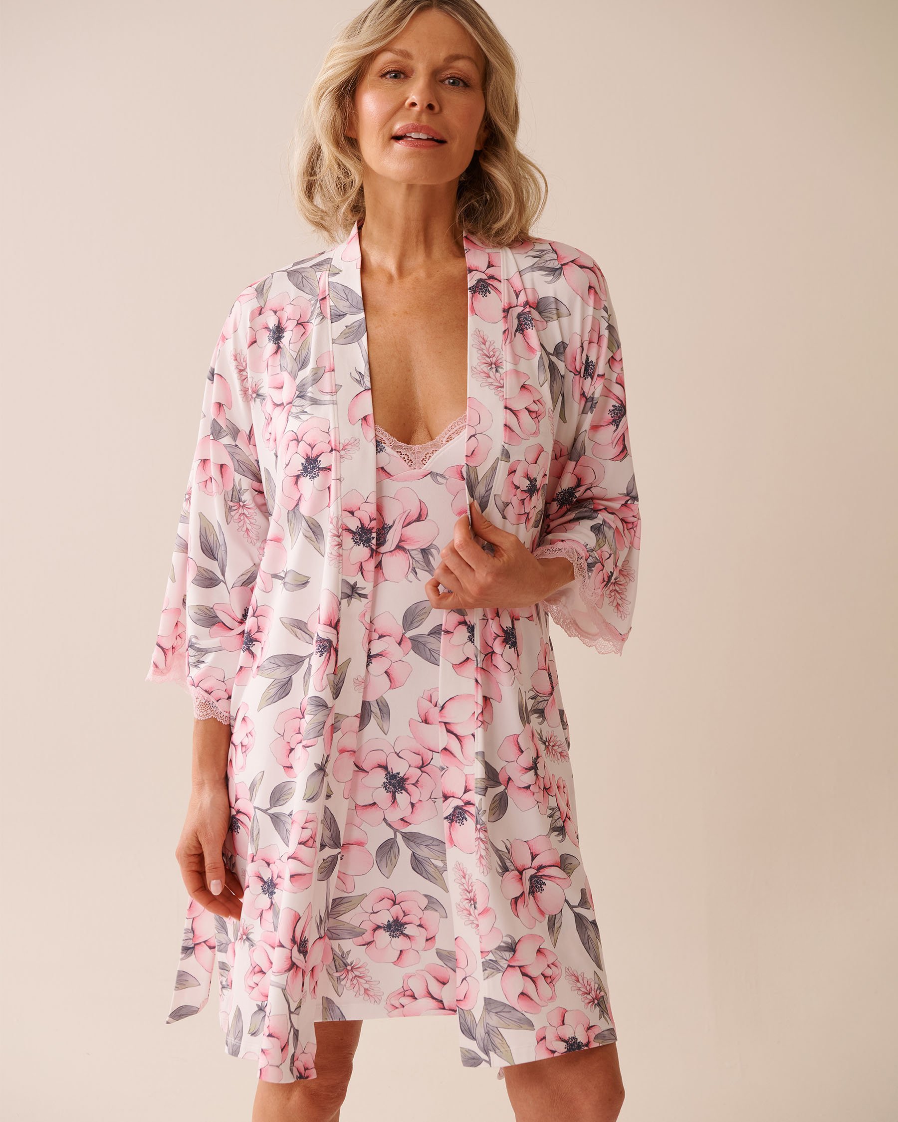 LA VIE EN ROSE Kimono ultra doux bordure de dentelle imprimé camélia Camélias roses 40600206 - View5
