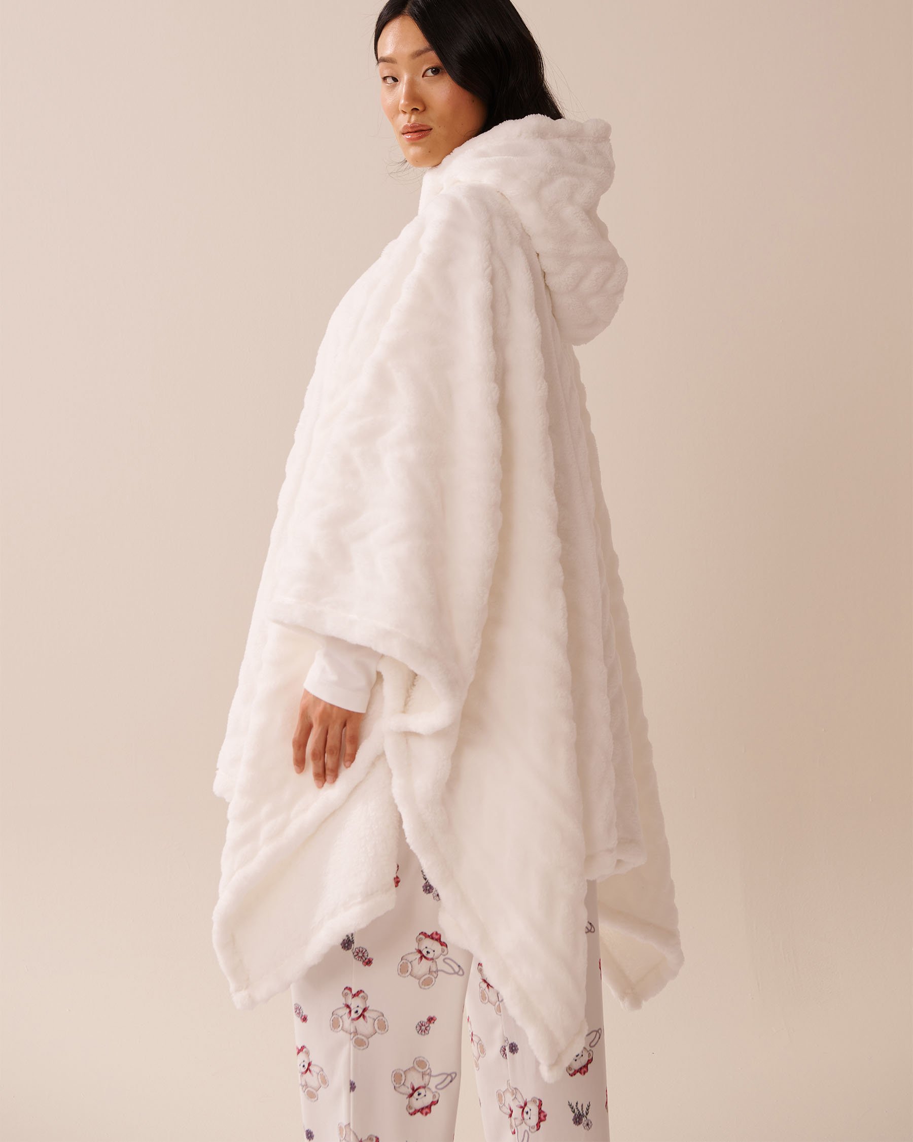 LA VIE EN ROSE Cape à capuchon en peluche douce torsadée Blanc 40700411 - View5