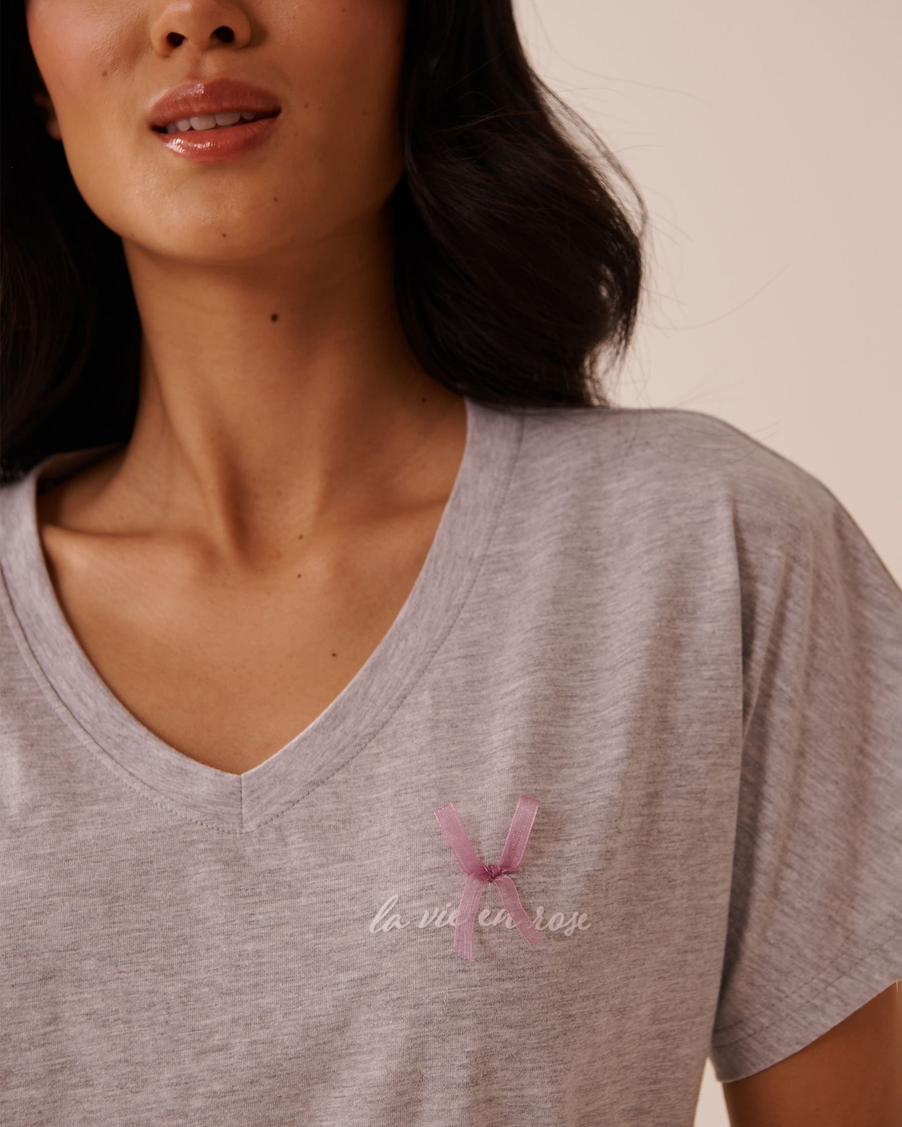 LA VIE EN ROSE Bow Print Cotton V-neck T-shirt Grey 40100768 - View3