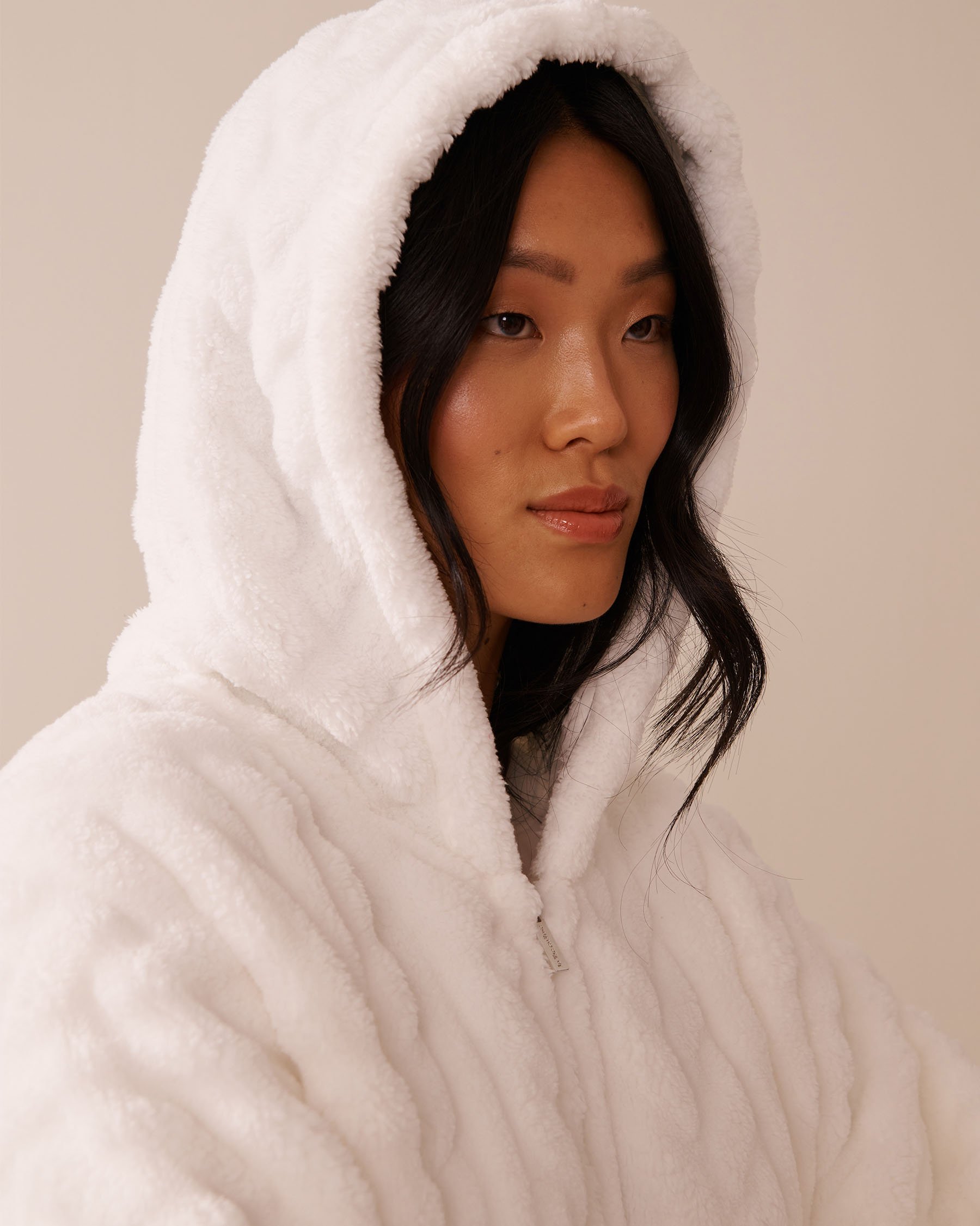 LA VIE EN ROSE Cable Effect Soft Plush Hooded Cape White 40700411 - View3