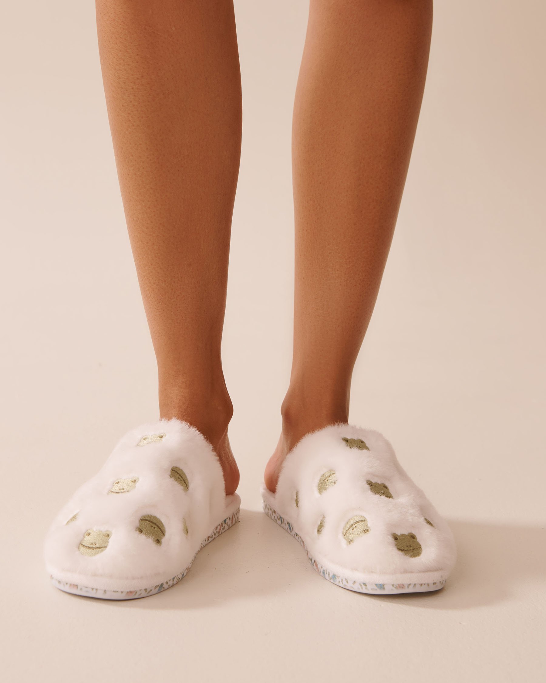 LA VIE EN ROSE Faux Wool Frog Slippers White 40700410 - View3