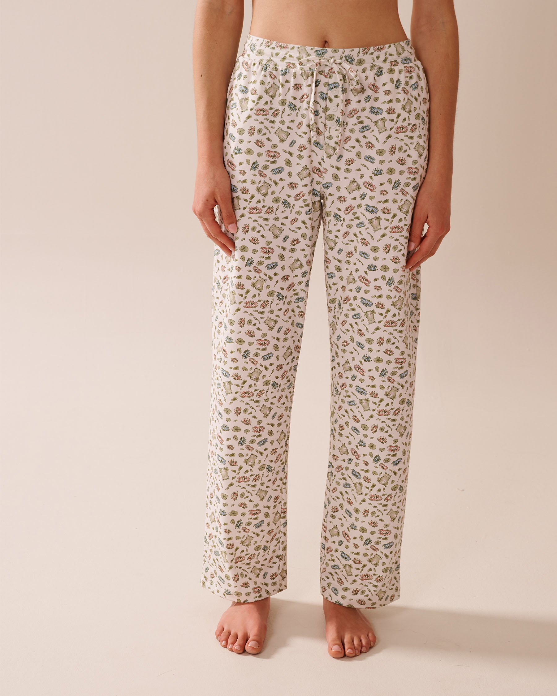 LA VIE EN ROSE Frog Print Super Soft Pajama Pants White/Frogs 40200747 - View1