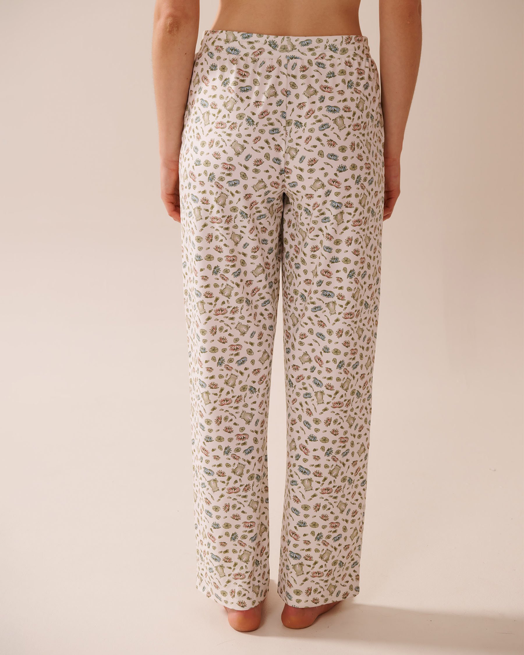 LA VIE EN ROSE Frog Print Super Soft Pajama Pants White/Frogs 40200747 - View2