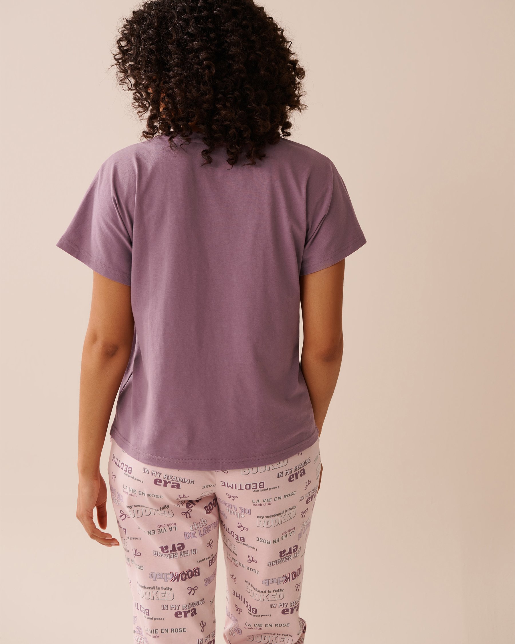 LA VIE EN ROSE Reading Era Print Cotton V-neck T-shirt Mauve 40100768 - View2