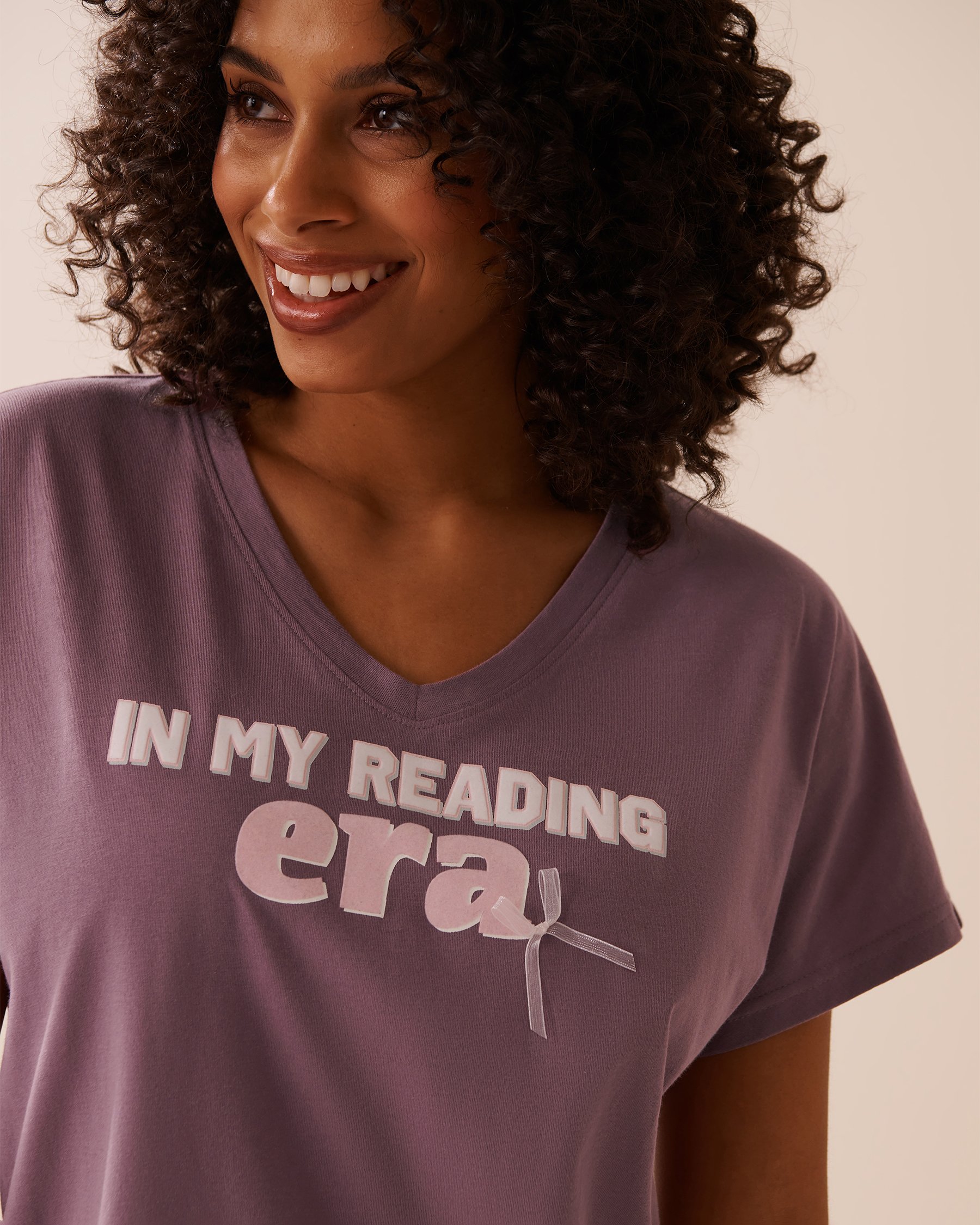 LA VIE EN ROSE Reading Era Print Cotton V-neck T-shirt Mauve 40100768 - View3