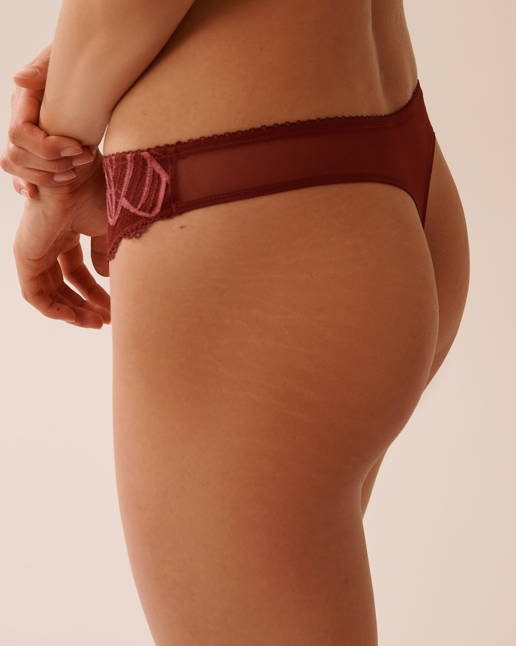 LA VIE EN ROSE 2-tone Lace and Mesh Thong Panty Berry Red 20300422 - View5