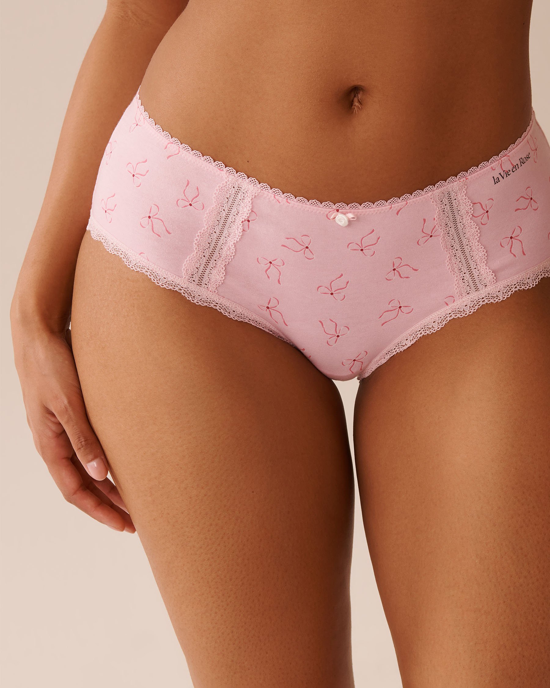 LA VIE EN ROSE Culotte aux hanches coton et détails de dentelle Rose/Nœuds 20100624 - View1