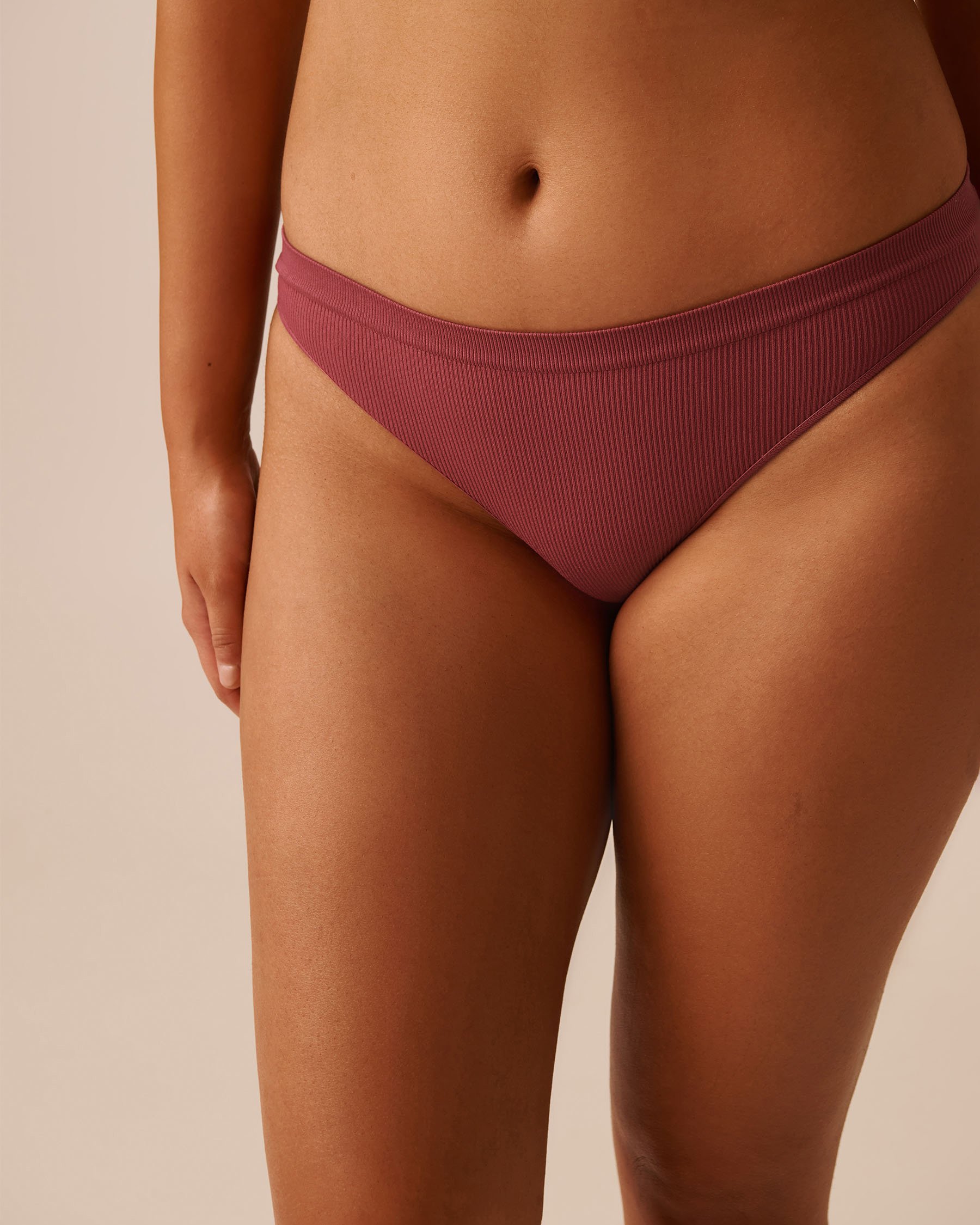 LA VIE EN ROSE Seamless Fabric Ribbed Thong Panty Raspberry Red 20200666 - View3