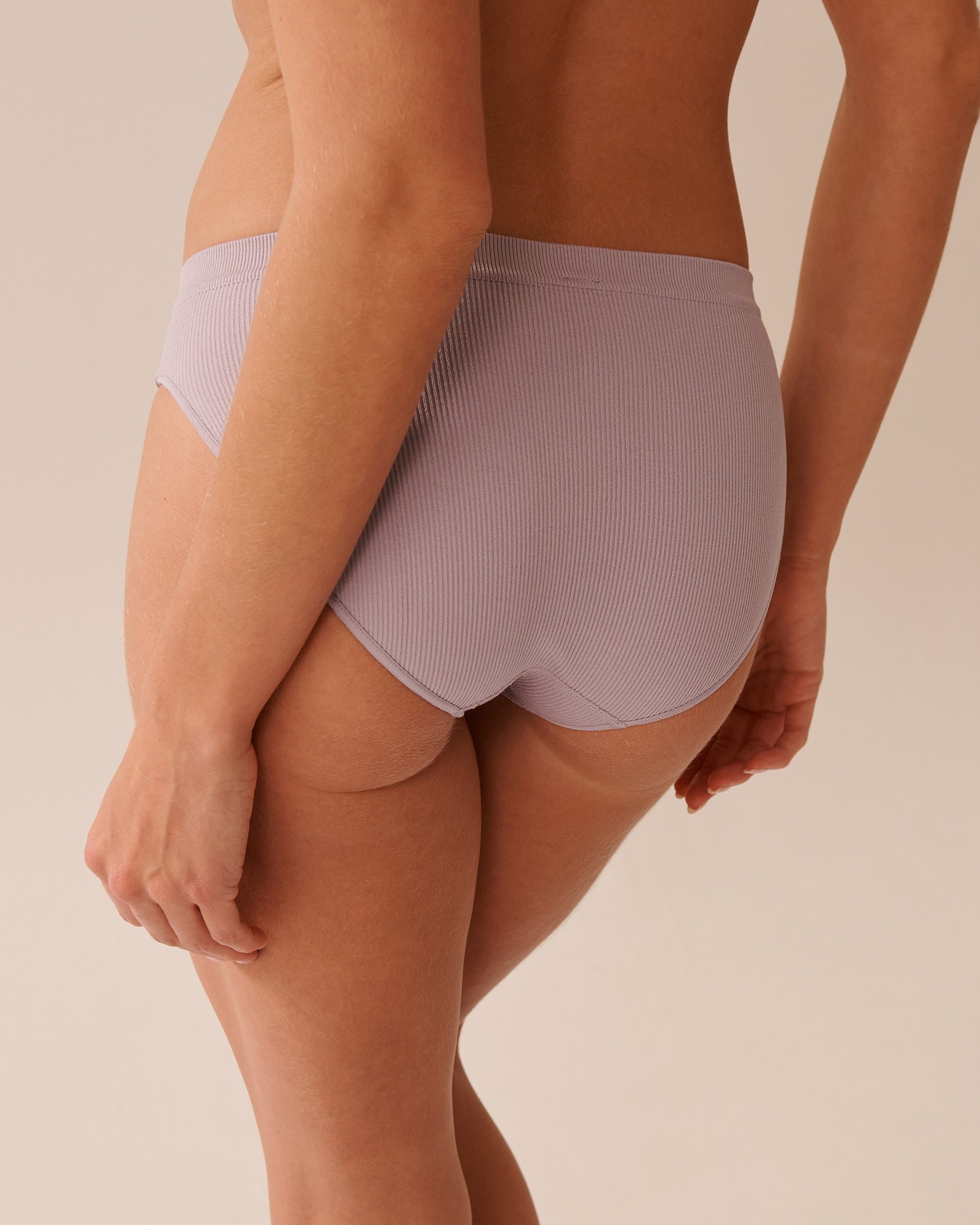 LA VIE EN ROSE Seamless Fabric Ribbed Bikini Panty Pinkish Grey 20200667 - View2