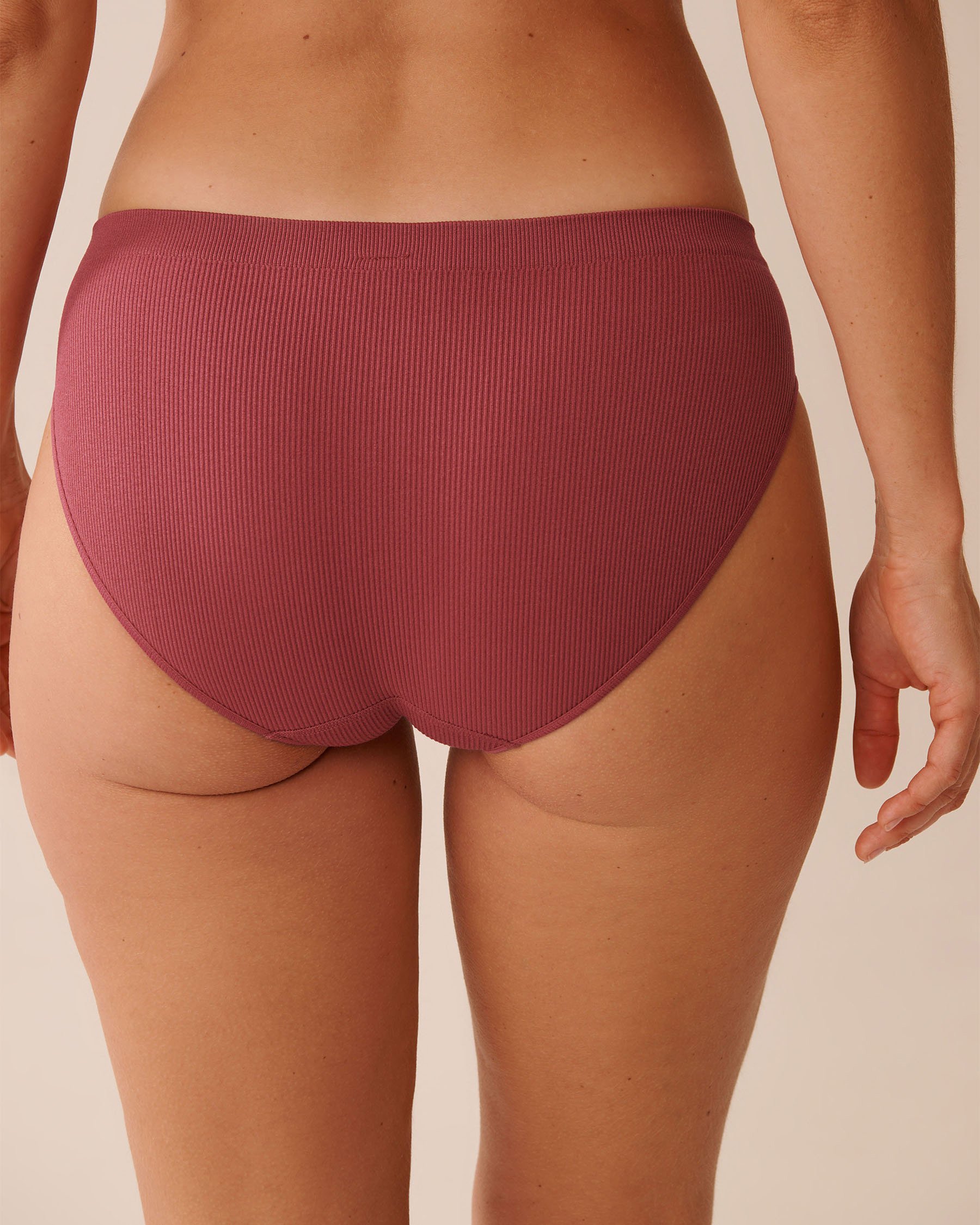 LA VIE EN ROSE Seamless Fabric Ribbed Bikini Panty Raspberry Red 20200667 - View2