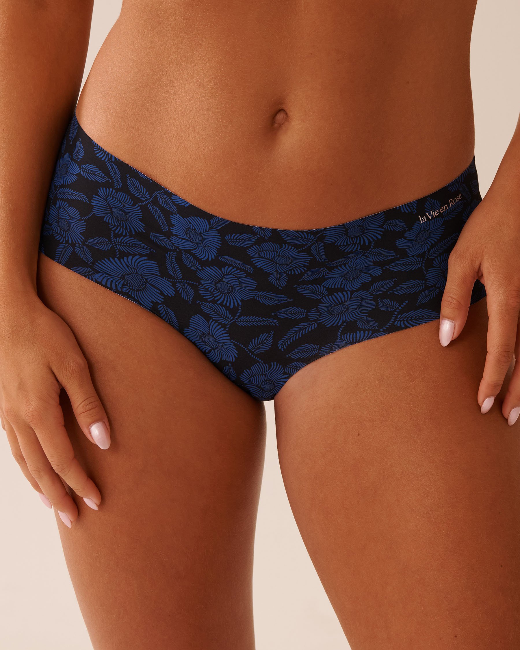 LA VIE EN ROSE Microfiber Invisible Hiphugger Panty Black & Blue Flowers 20200658 - View1