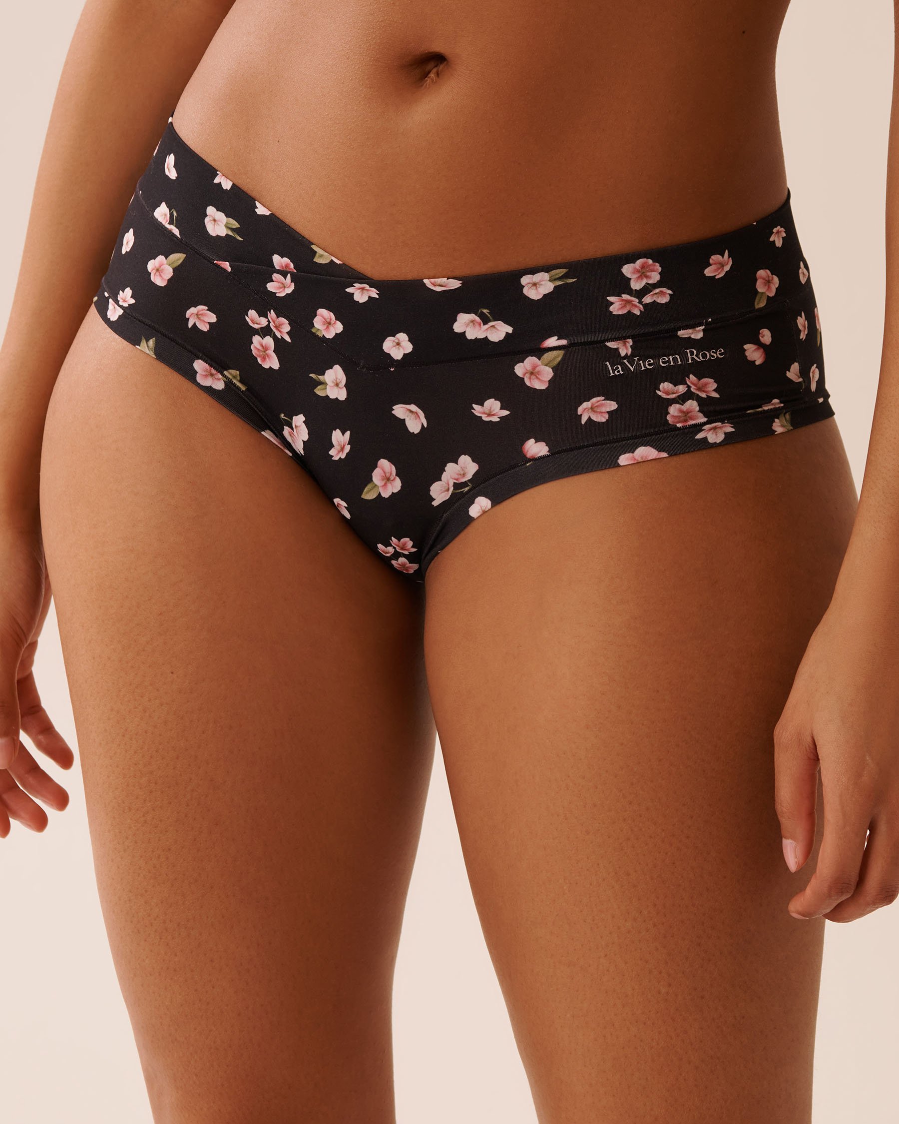 LA VIE EN ROSE Culotte aux hanches fit parfait Noir/Fleurs de cerisier 20200673 - Voir1