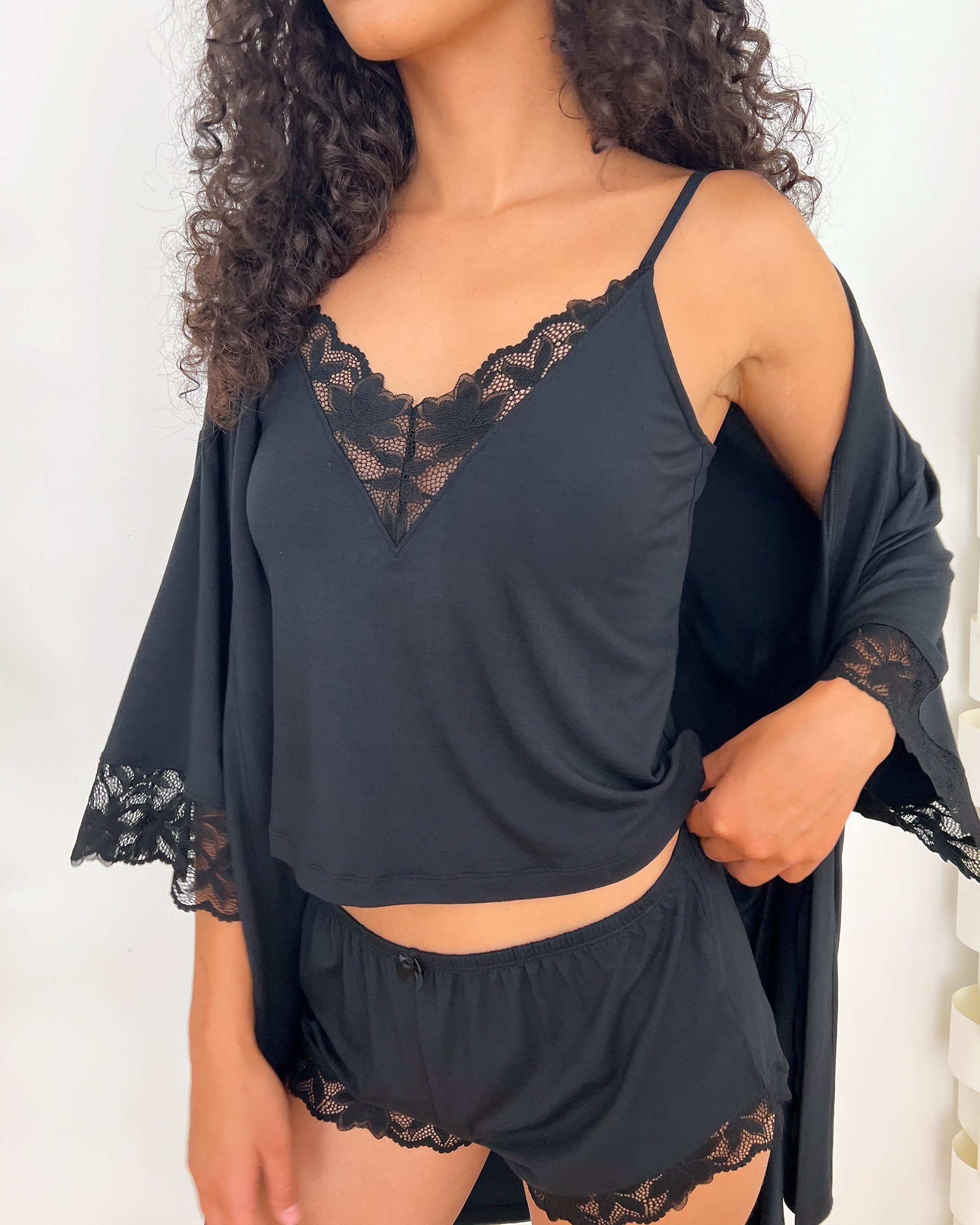 LA VIE EN ROSE Kimono en modal avec détails en dentelle Noir 60600100 - Voir7