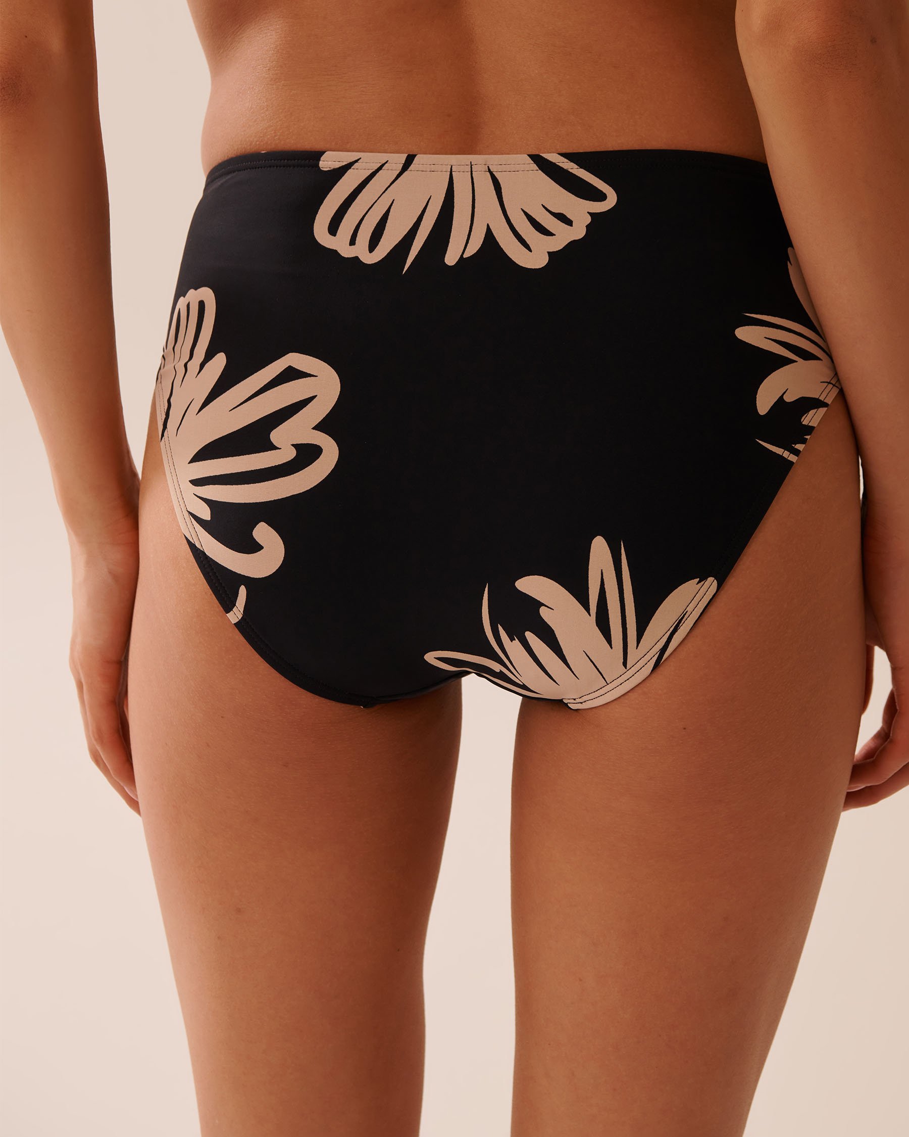 LA VIE EN ROSE AQUA BLACK HIBISCUS Mid Waist Bikini Bottom Black Hibiscus 70300772 - View2