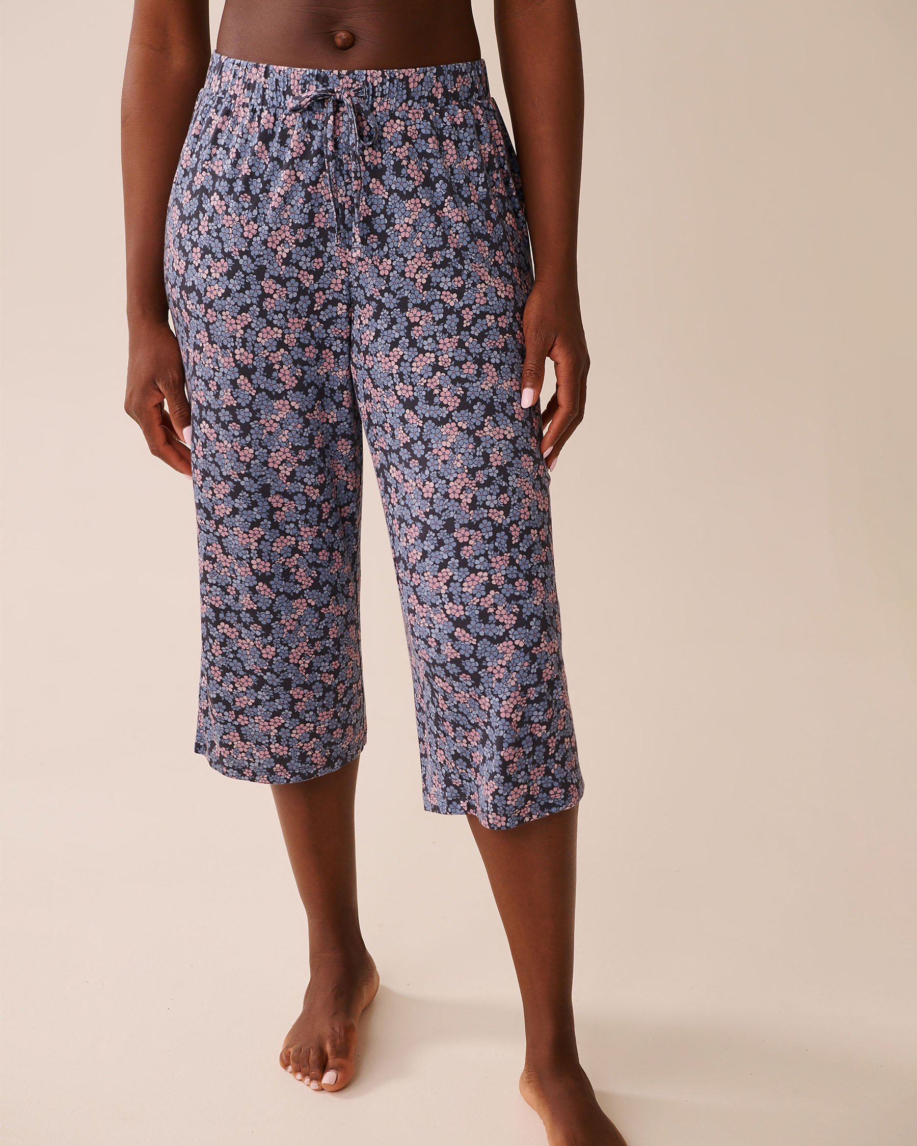 LA VIE EN ROSE Capri de pyjama en jersey doux imprimé à fleurs Fleurs mauves 60200151 - View1