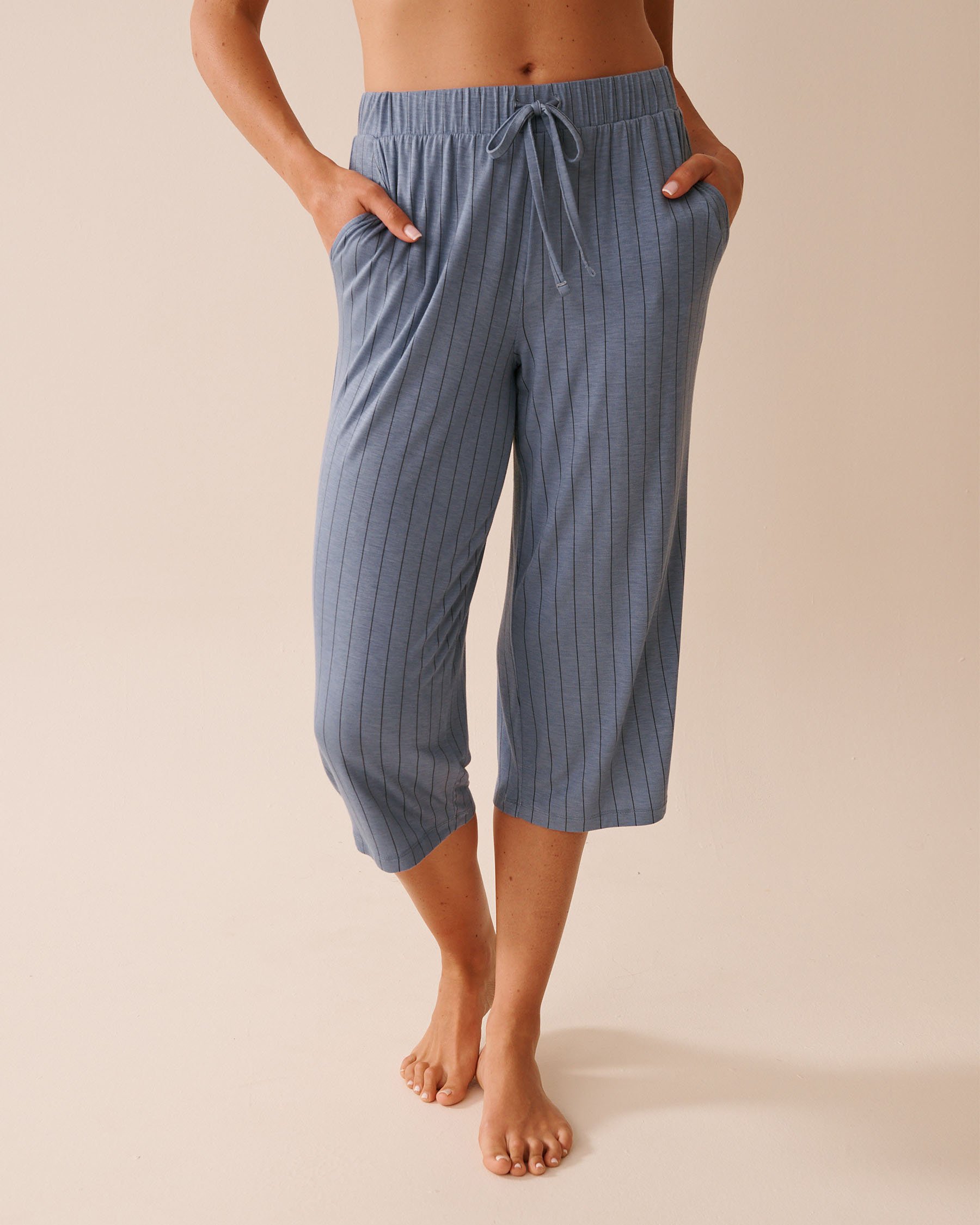 LA VIE EN ROSE Capri de pyjama en jersey doux à rayures Rayures bleues et noires 60200151 - View1