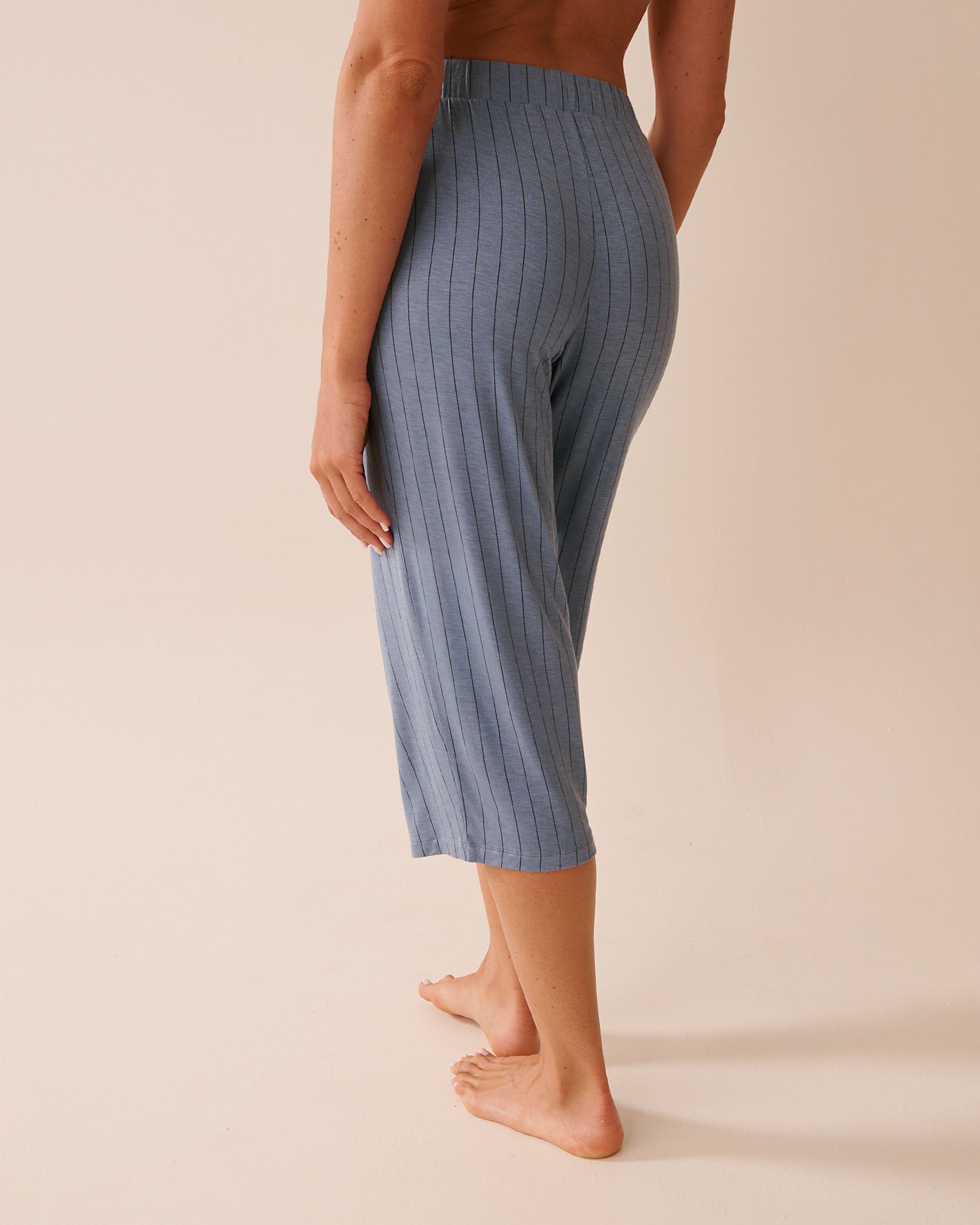 LA VIE EN ROSE Capri de pyjama en jersey doux à rayures Rayures bleues et noires 60200151 - View2