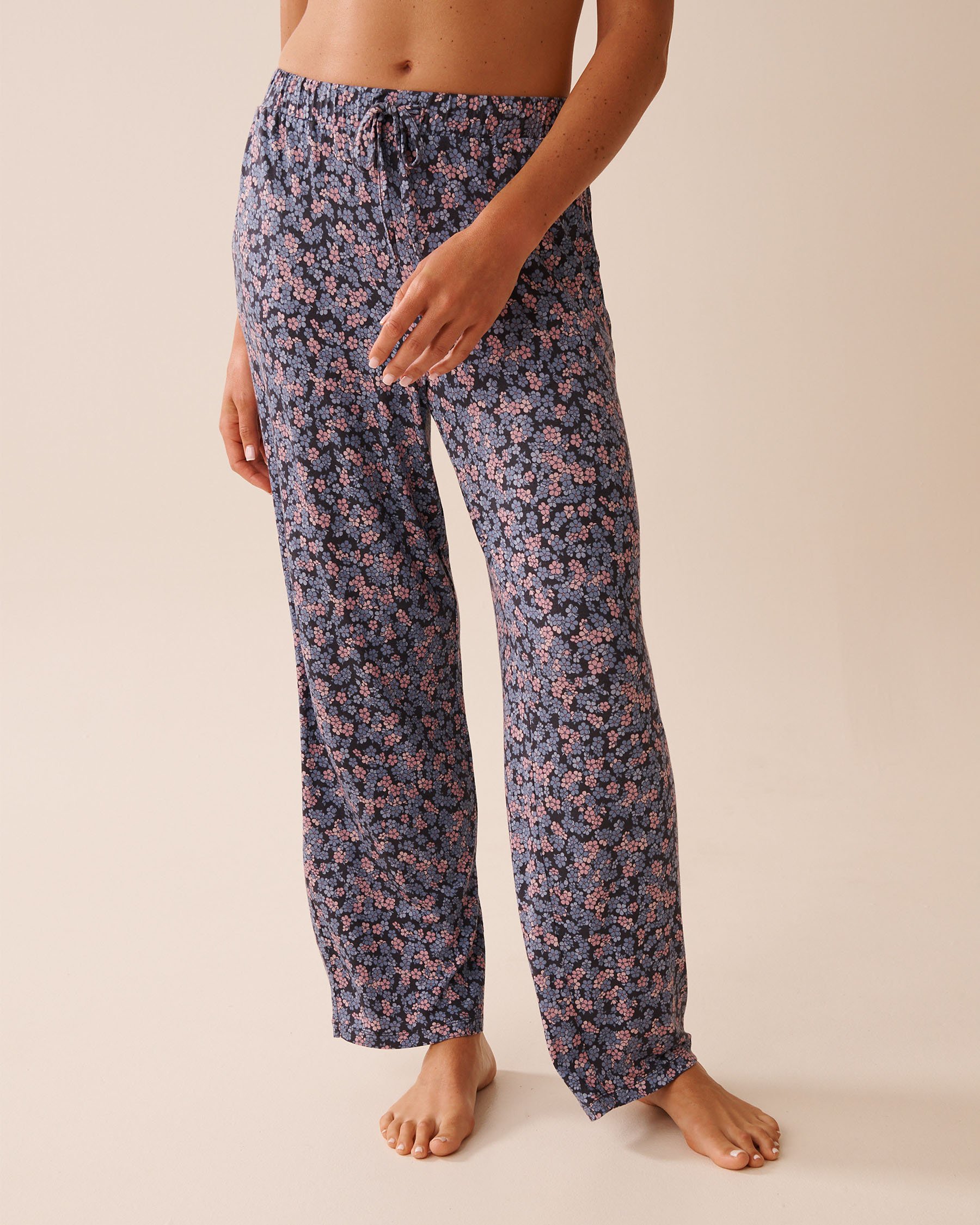 LA VIE EN ROSE Pantalon de pyjama en jersey doux imprimé à fleurs Fleurs mauves 60200152 - Voir1