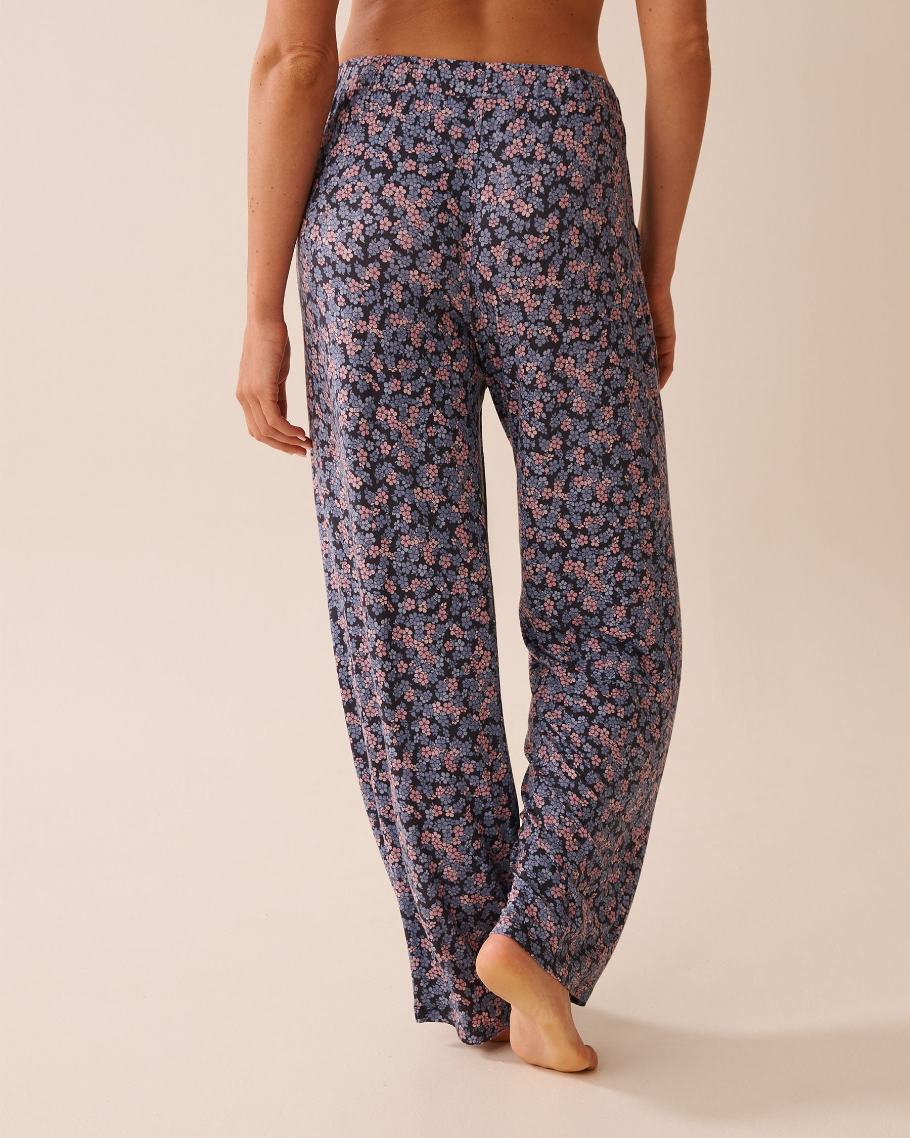 LA VIE EN ROSE Pantalon de pyjama en jersey doux imprimé à fleurs Fleurs mauves 60200152 - Voir2