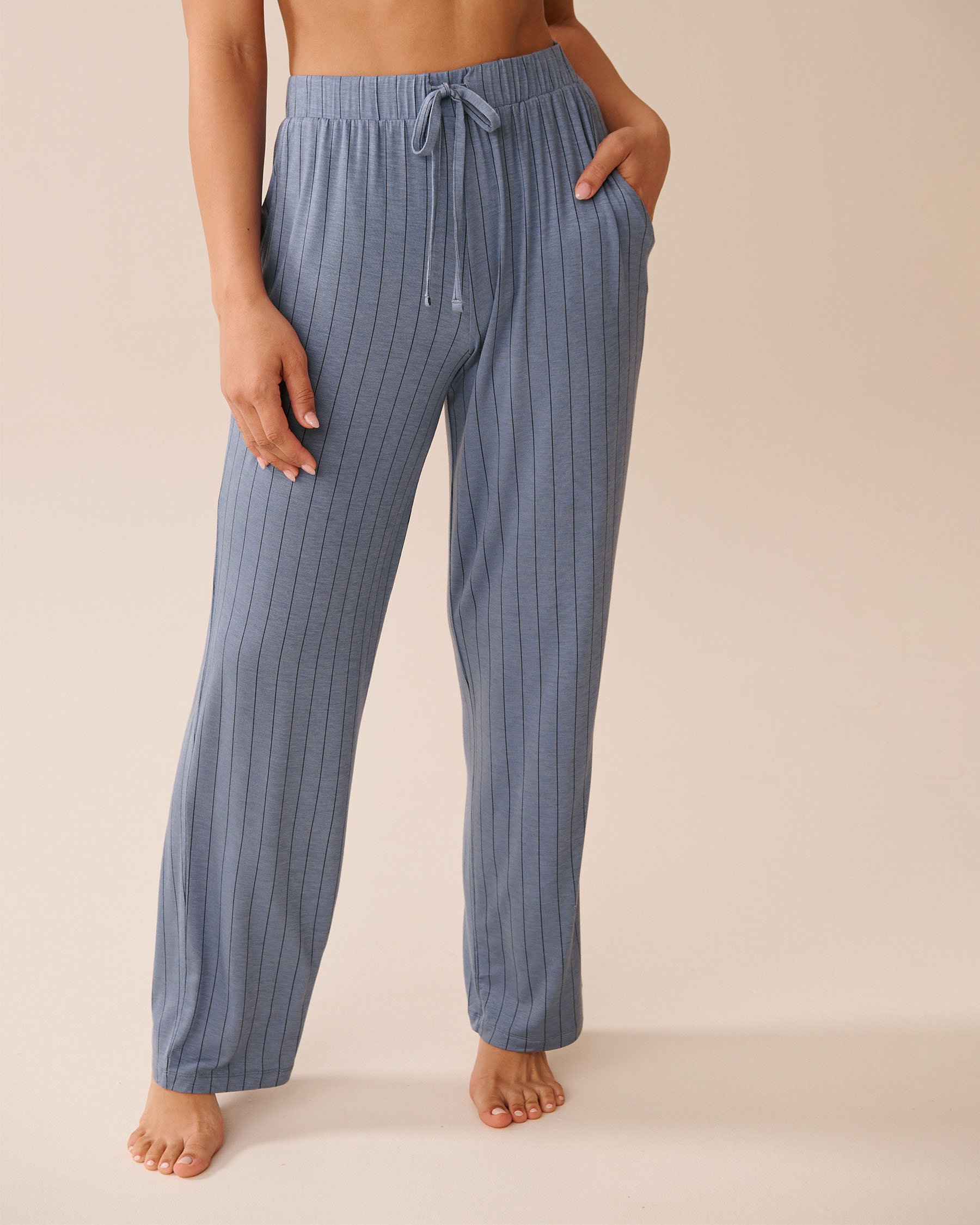LA VIE EN ROSE Pantalon de pyjama en jersey doux à rayures Rayures bleues et noires 60200152 - Voir1