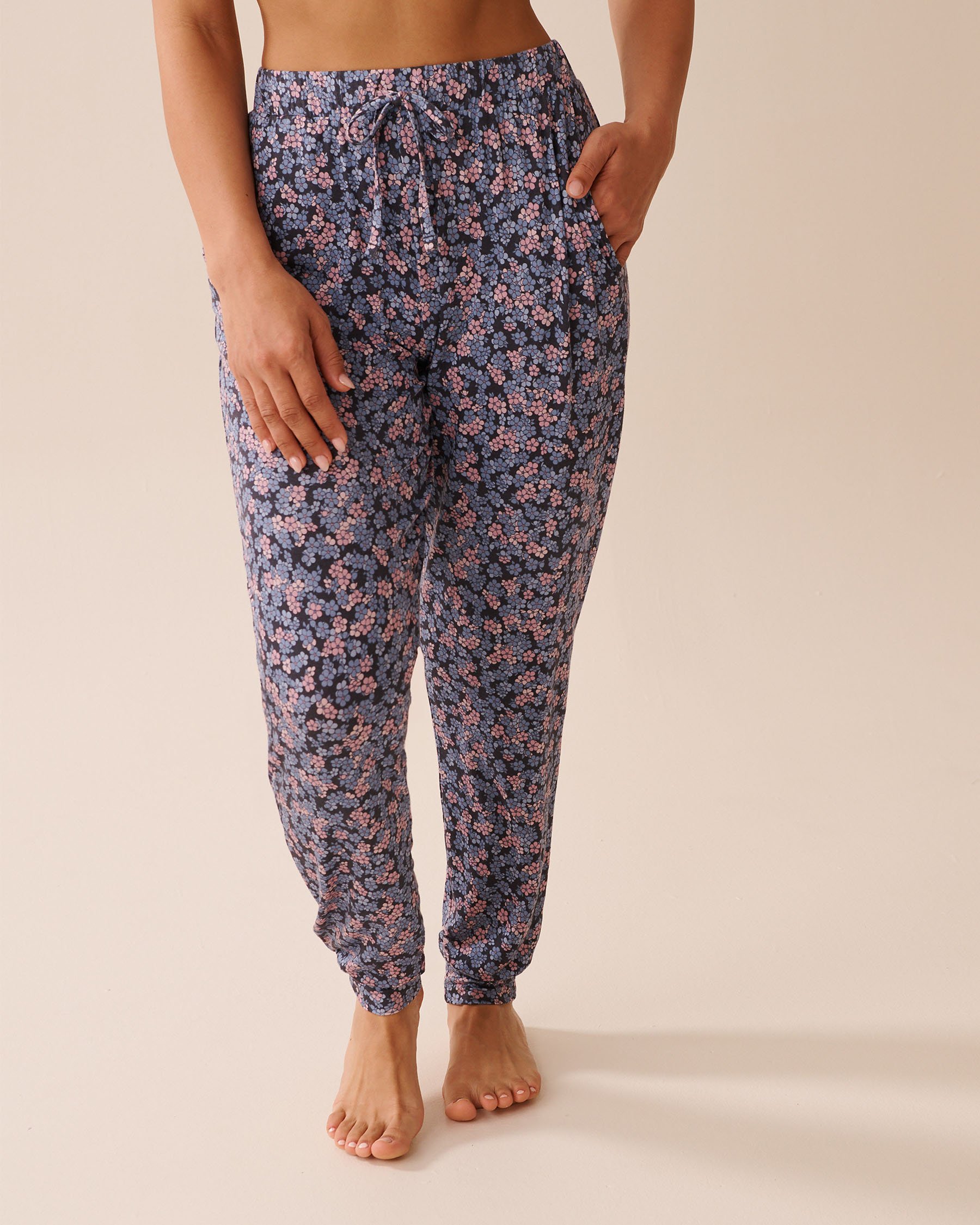 LA VIE EN ROSE Pantalon de pyjama jogger en jersey doux imprimé à fleurs Fleurs mauves 60200153 - View1