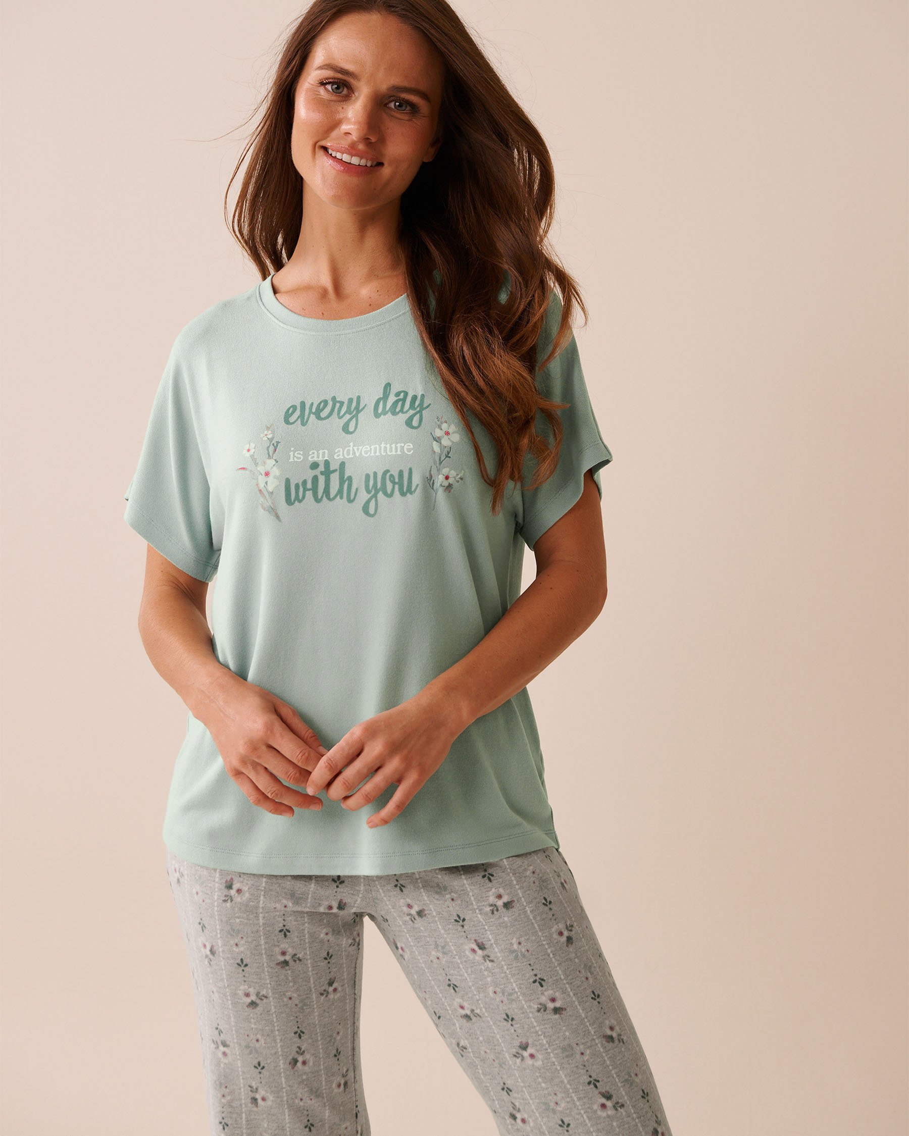 LA VIE EN ROSE T-shirt en fibres recyclées imprimé floral Vert sauge 40100775 - Voir1