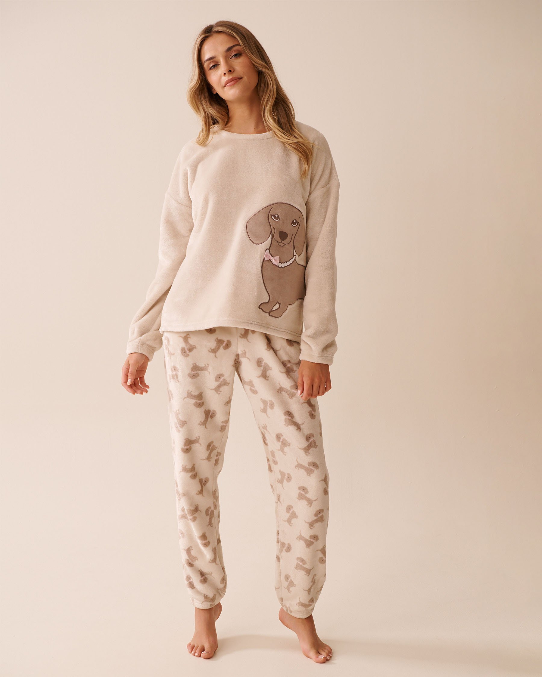 LA VIE EN ROSE Dachshund Print Soft Plush PJ Set Beige/Dachshunds 40400085 - View3