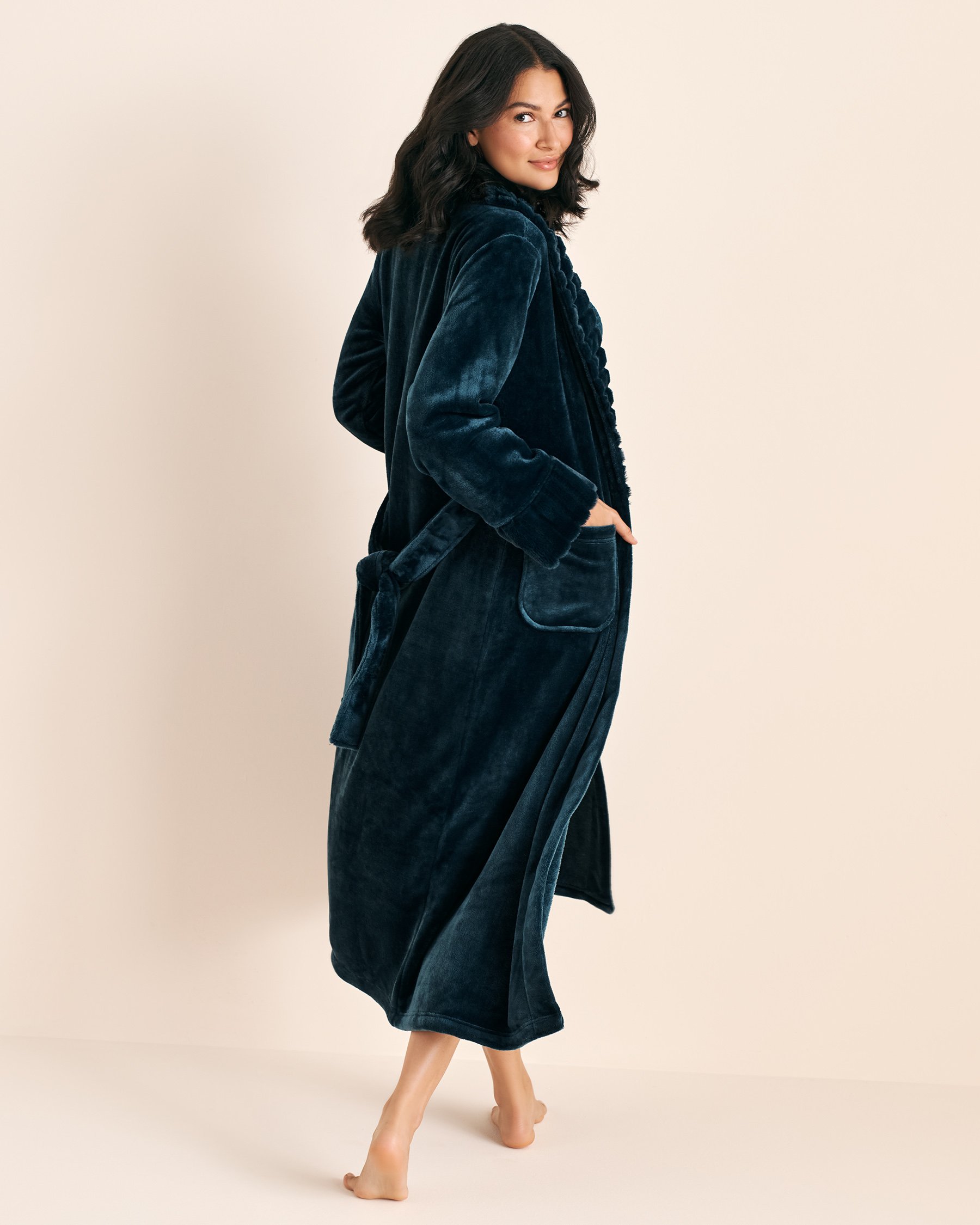 LA VIE EN ROSE Long Faux Fur and Soft Plush Robe Dark Cyan 40600211 - View2