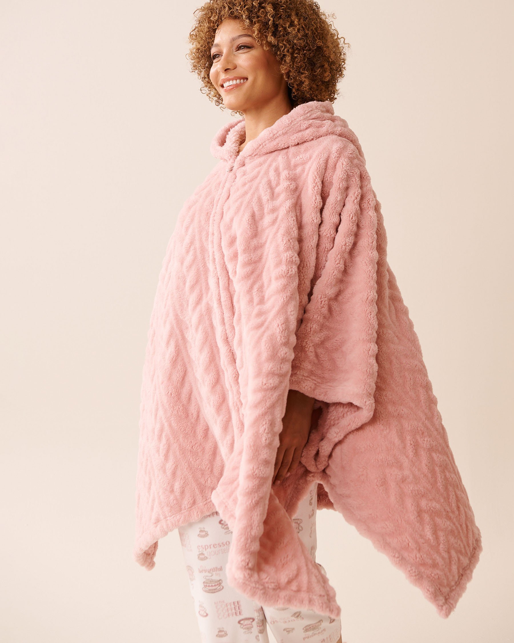 LA VIE EN ROSE Cape à capuchon en peluche douce torsadée Rose 40700414 - View5