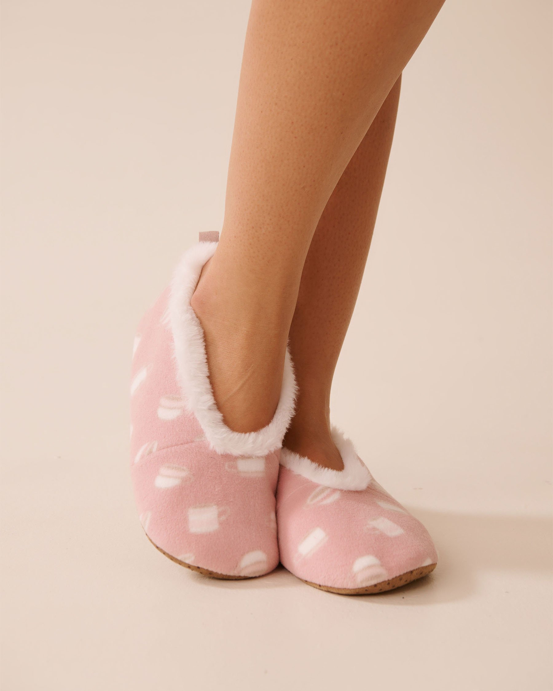 LA VIE EN ROSE Coffee Cup Micropolar Slipper Socks Pink/Coffee Cups 40700416 - View1