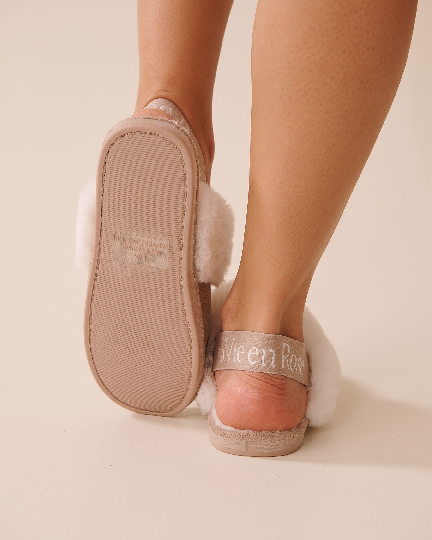 LA VIE EN ROSE Pantoufles en faux suède avec élastique à la cheville Brun clair 40700419 - Voir2