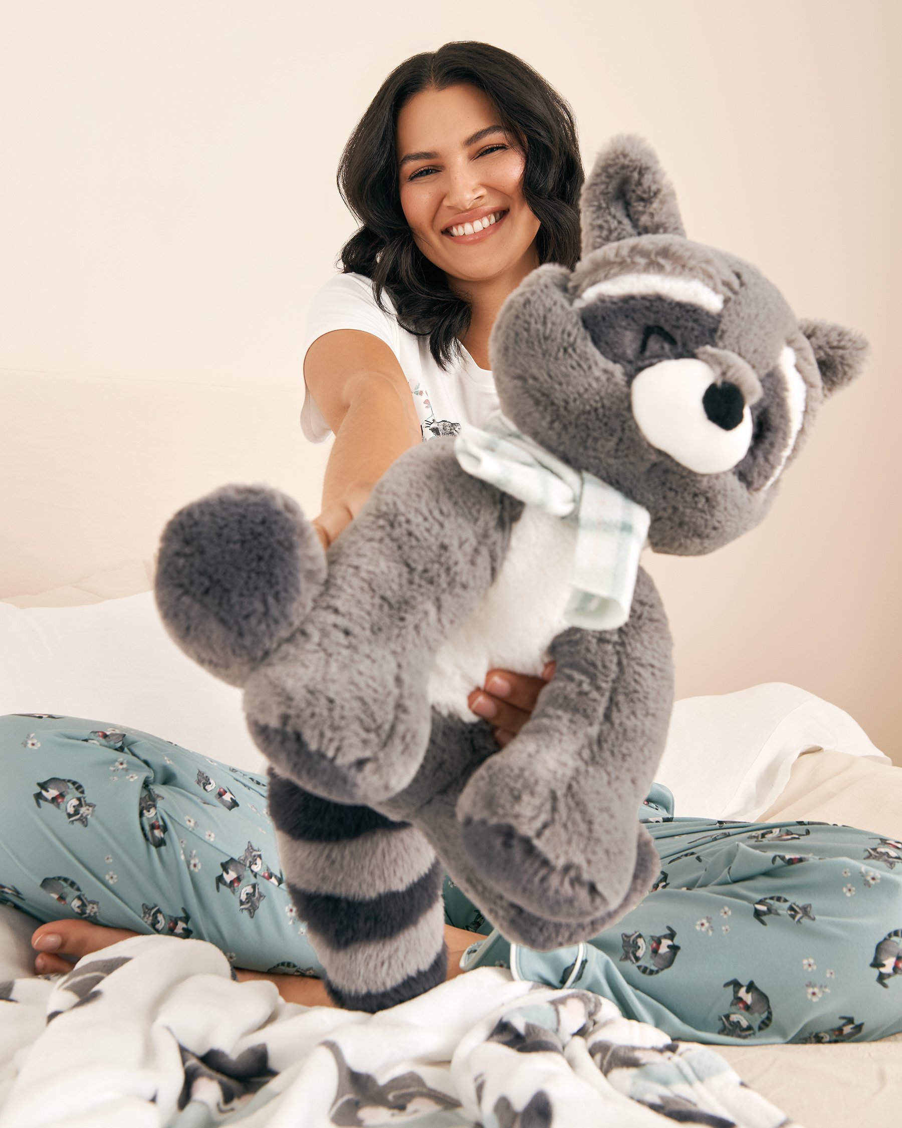 LA VIE EN ROSE Peluche raton laveur Gris 40700421 - Voir2