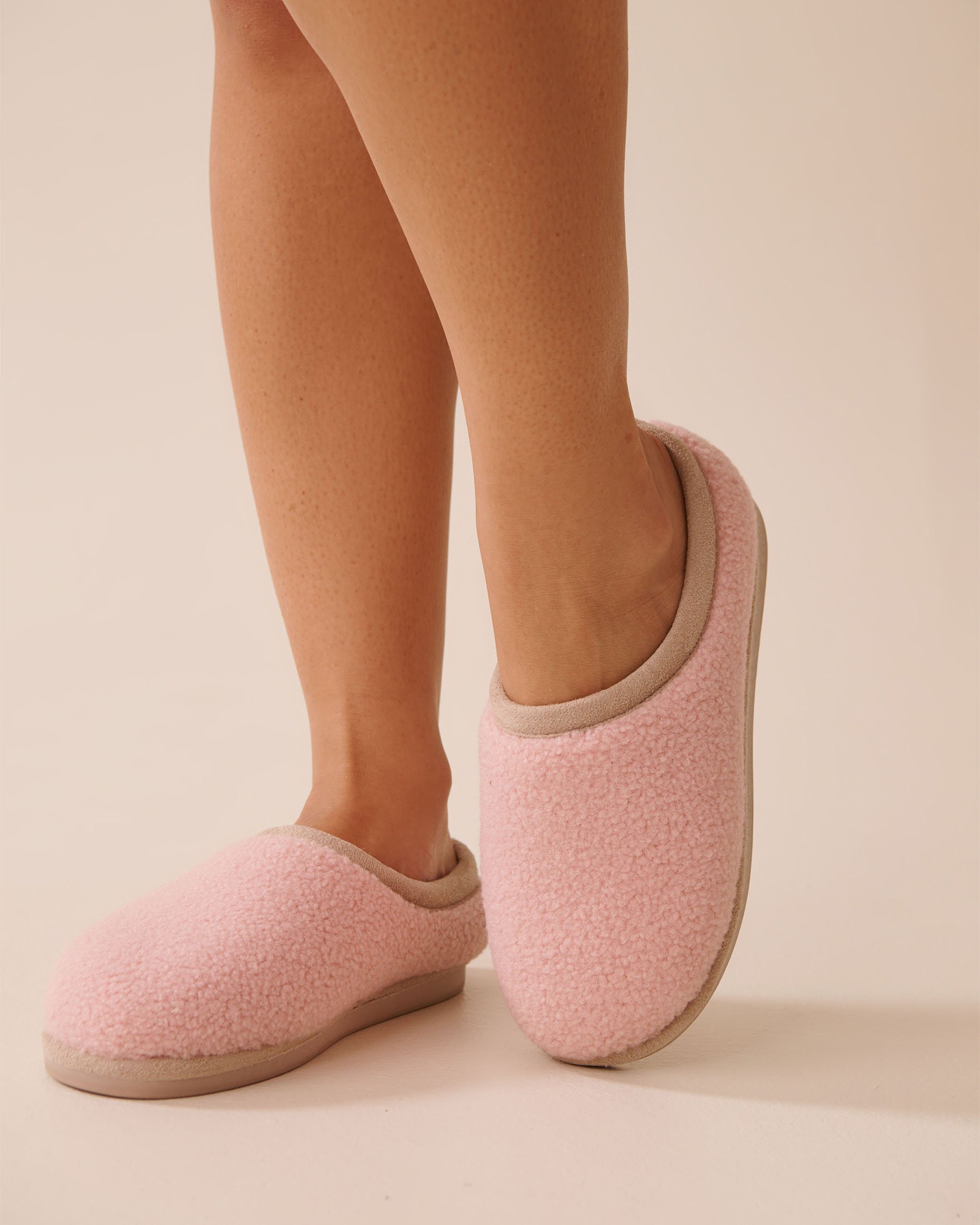 LA VIE EN ROSE Curly Fur Slippers Blush Pink 40700422 - View1