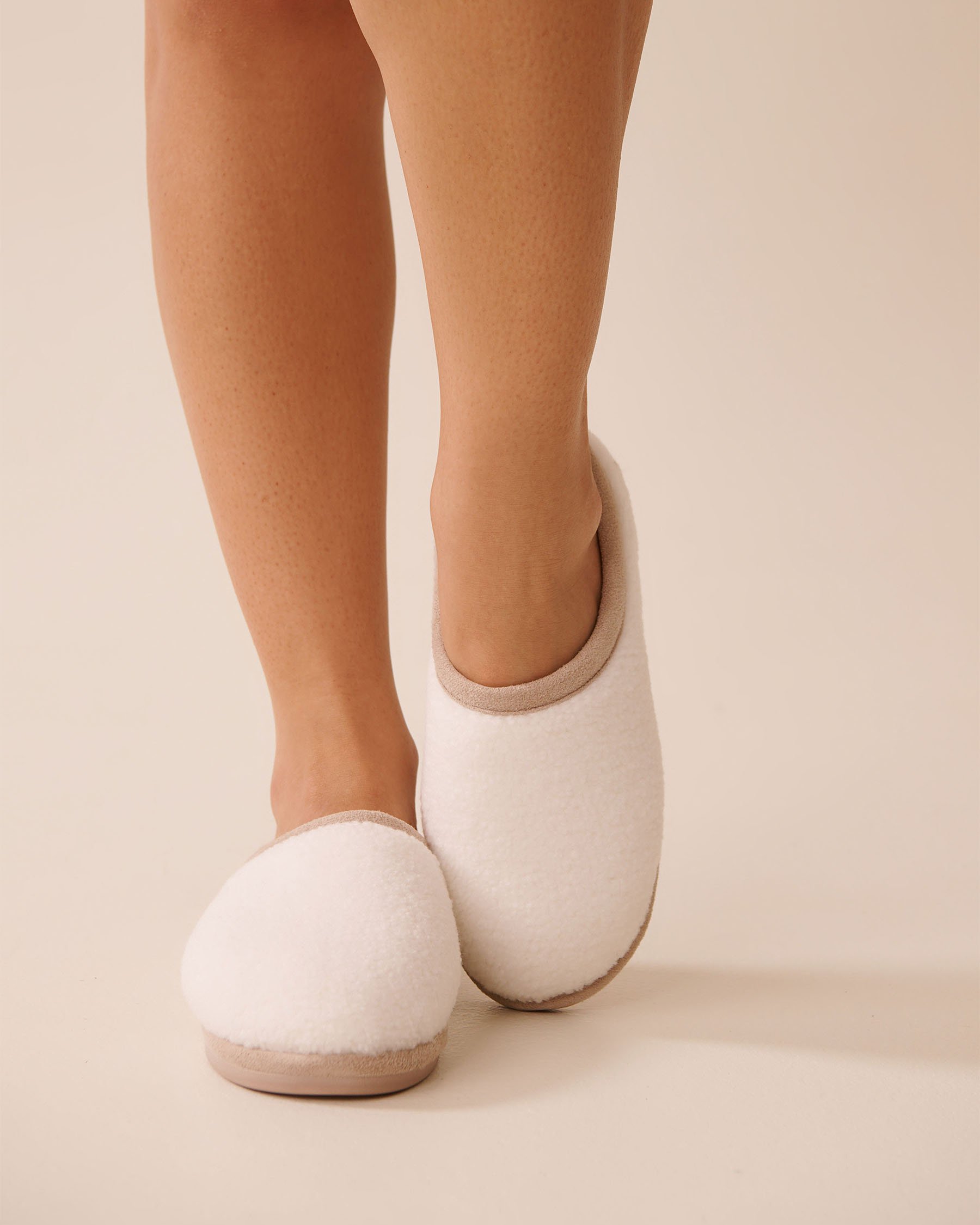 LA VIE EN ROSE Curly Fur Slippers White 40700422 - View2